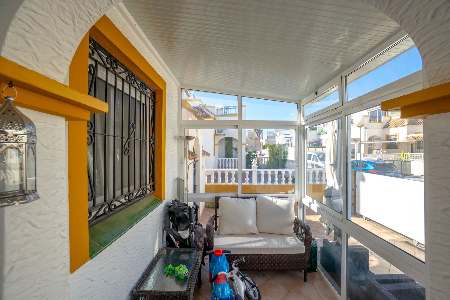 Duplex situado en los altos con 3 dormitorios ,2 baños, y piscina !