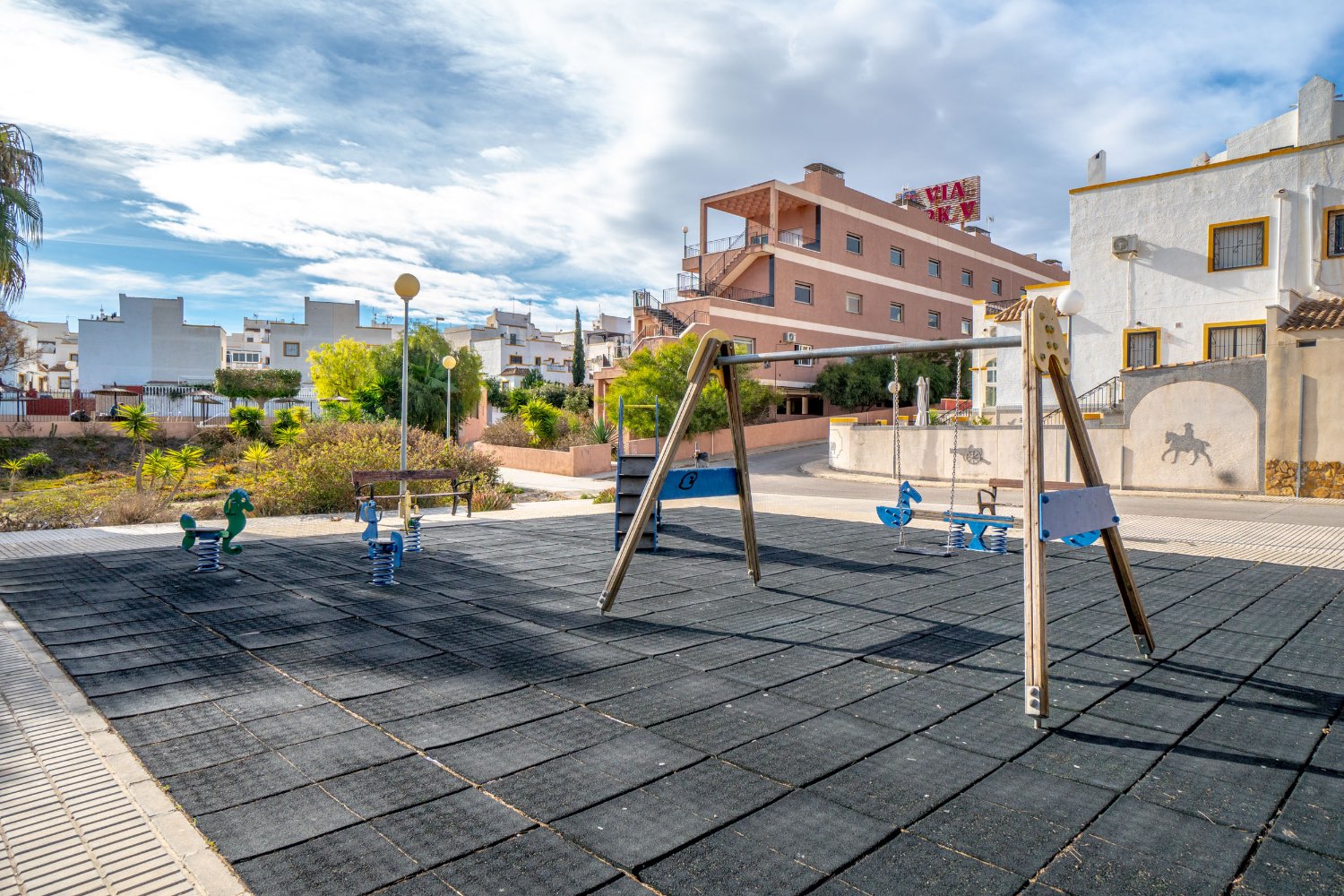Duplex situado en los altos con 3 dormitorios ,2 baños, y piscina !