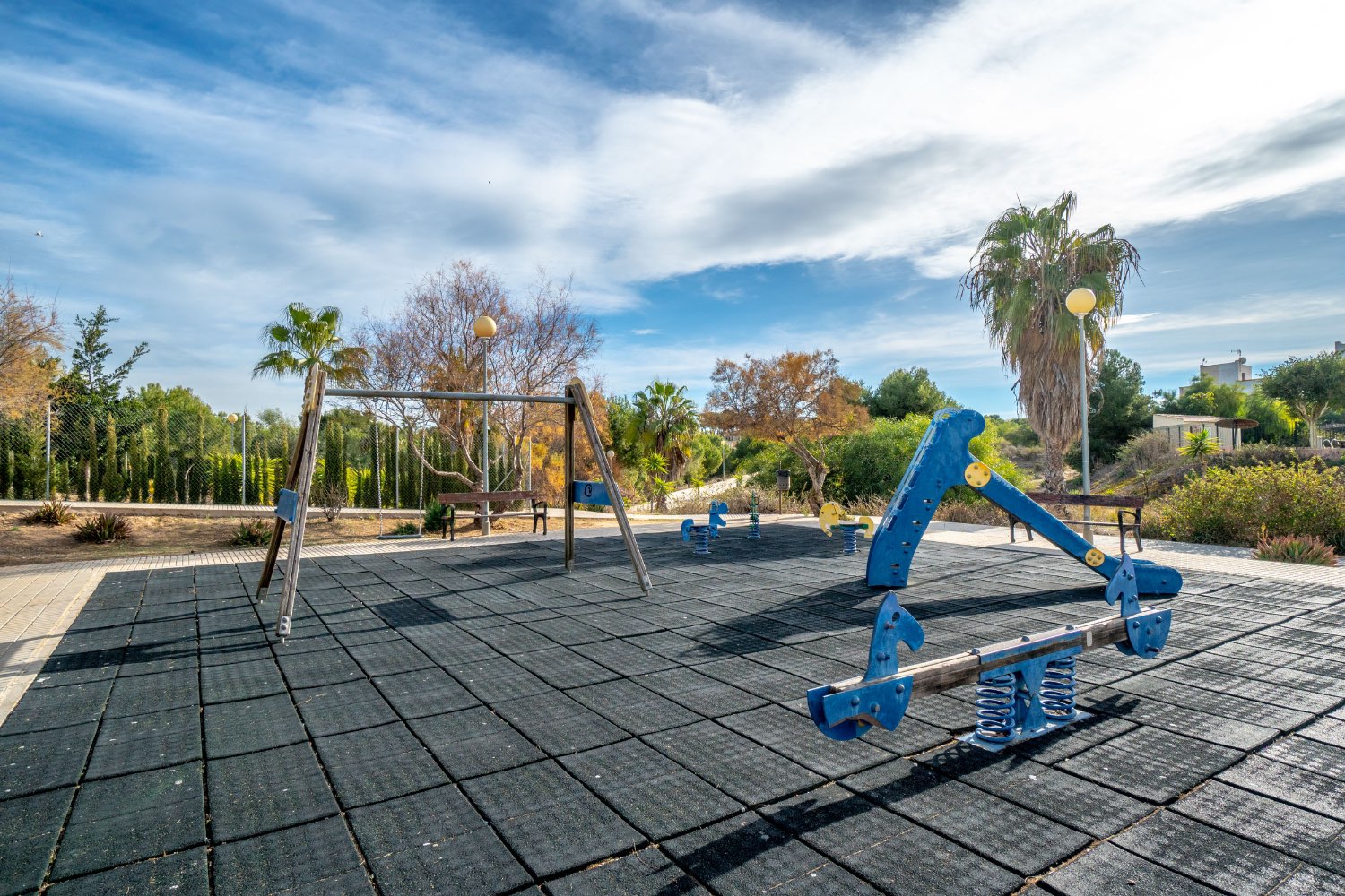 Duplex situado en los altos con 3 dormitorios ,2 baños, y piscina !