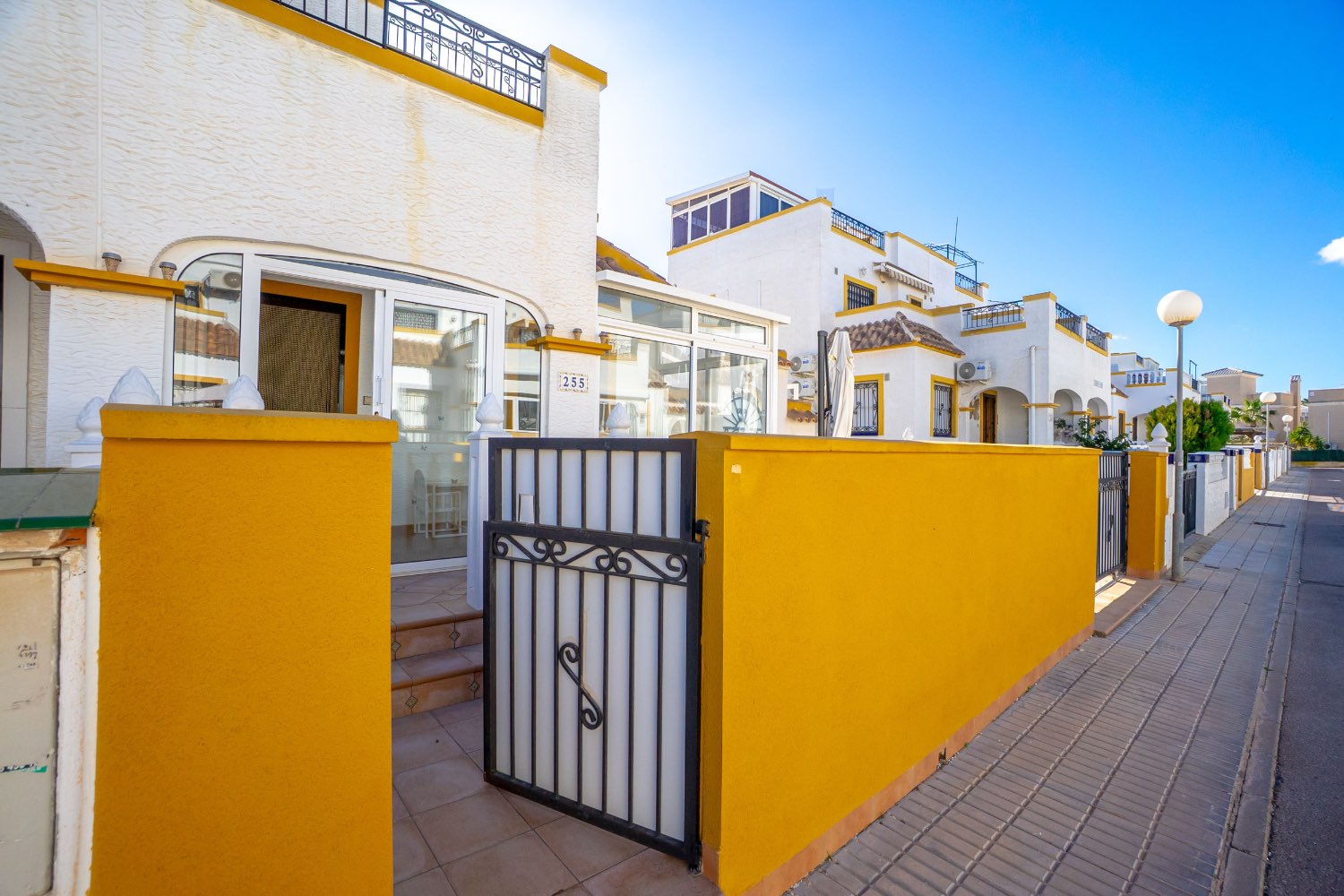 Duplex situado en los altos con 3 dormitorios ,2 baños, y piscina !