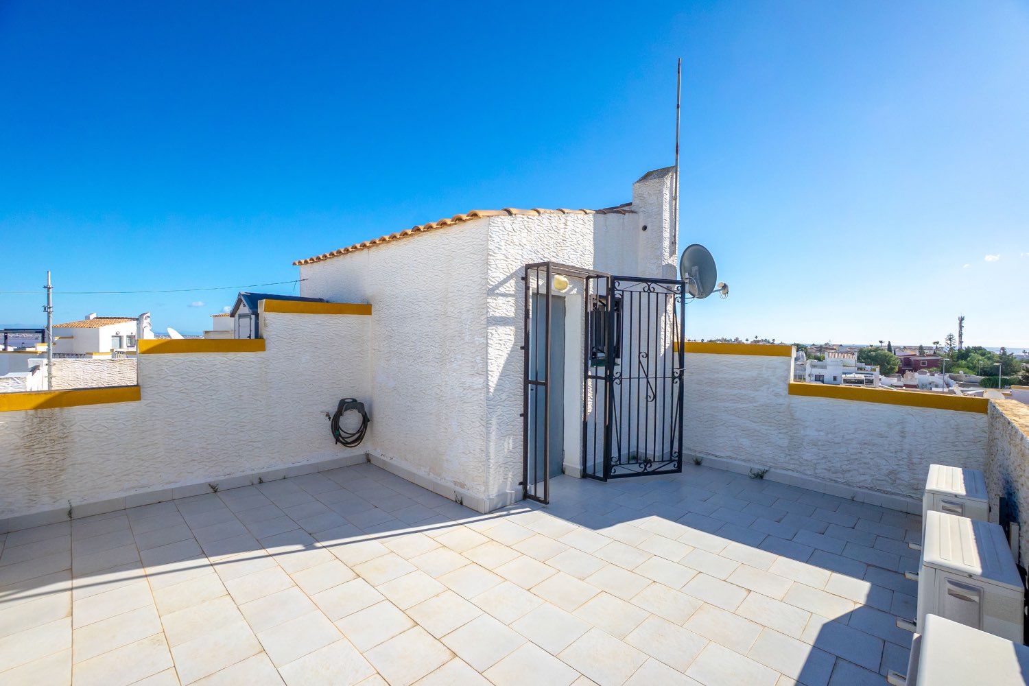 Duplex situado en los altos con 3 dormitorios ,2 baños, y piscina !