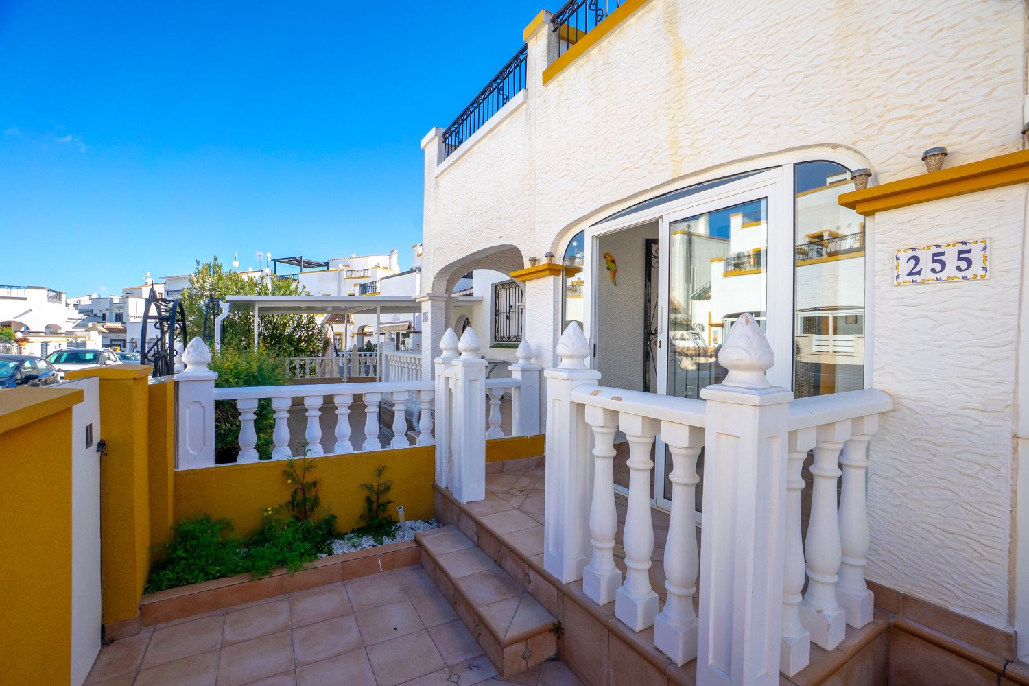 Duplex situado en los altos con 3 dormitorios ,2 baños, y piscina !