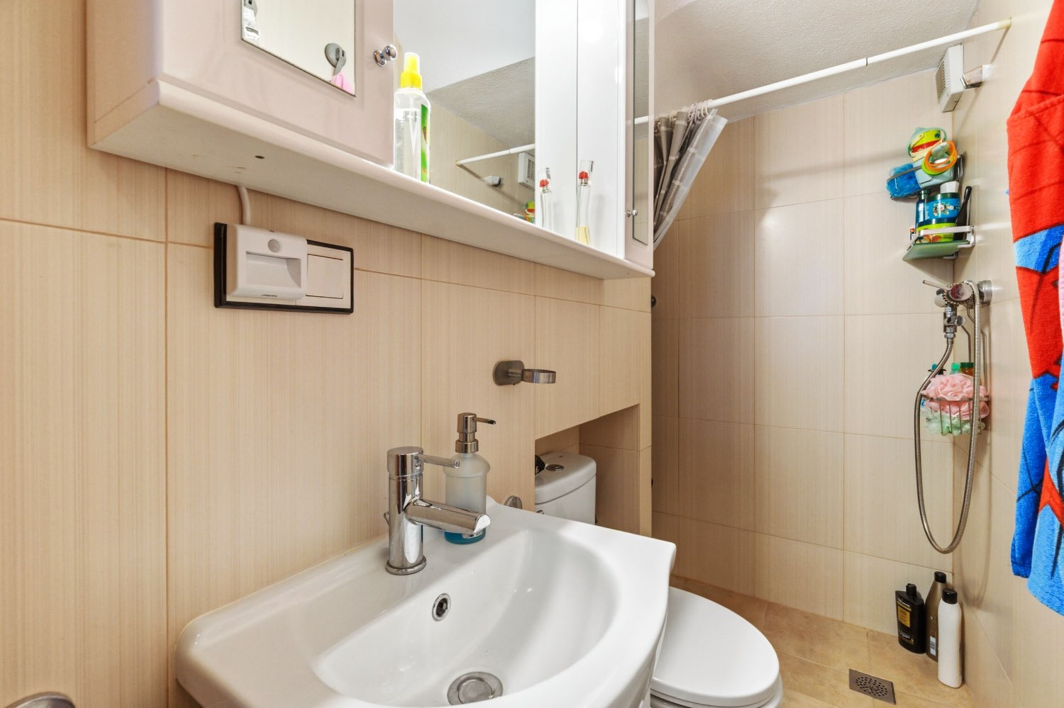 Duplex situado en los altos con 3 dormitorios ,2 baños, y piscina !