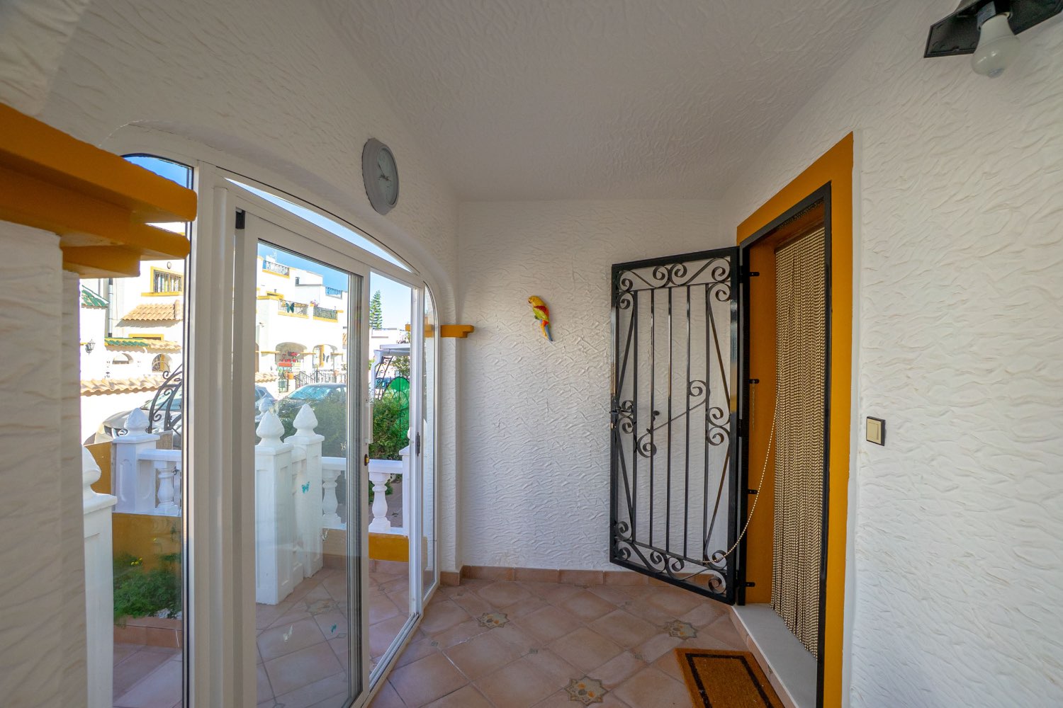 Duplex situado en los altos con 3 dormitorios ,2 baños, y piscina !