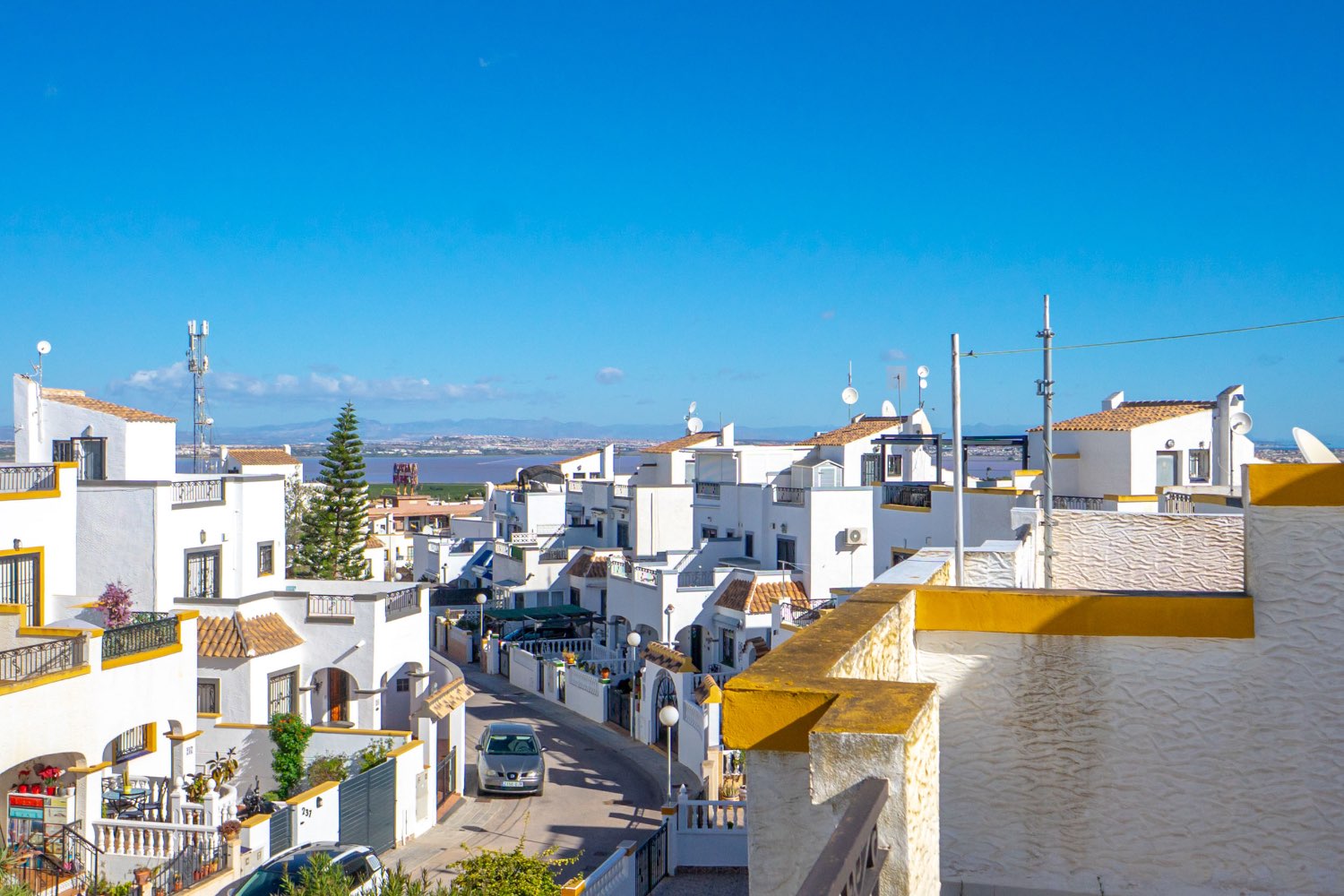 Duplex situado en los altos con 3 dormitorios ,2 baños, y piscina !