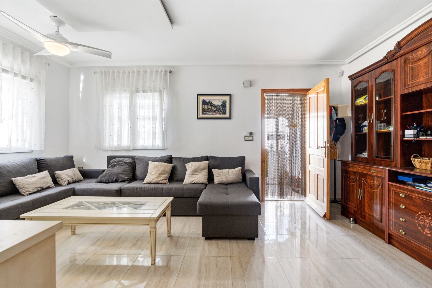 Duplex situado en los altos con 3 dormitorios ,2 baños, y piscina !