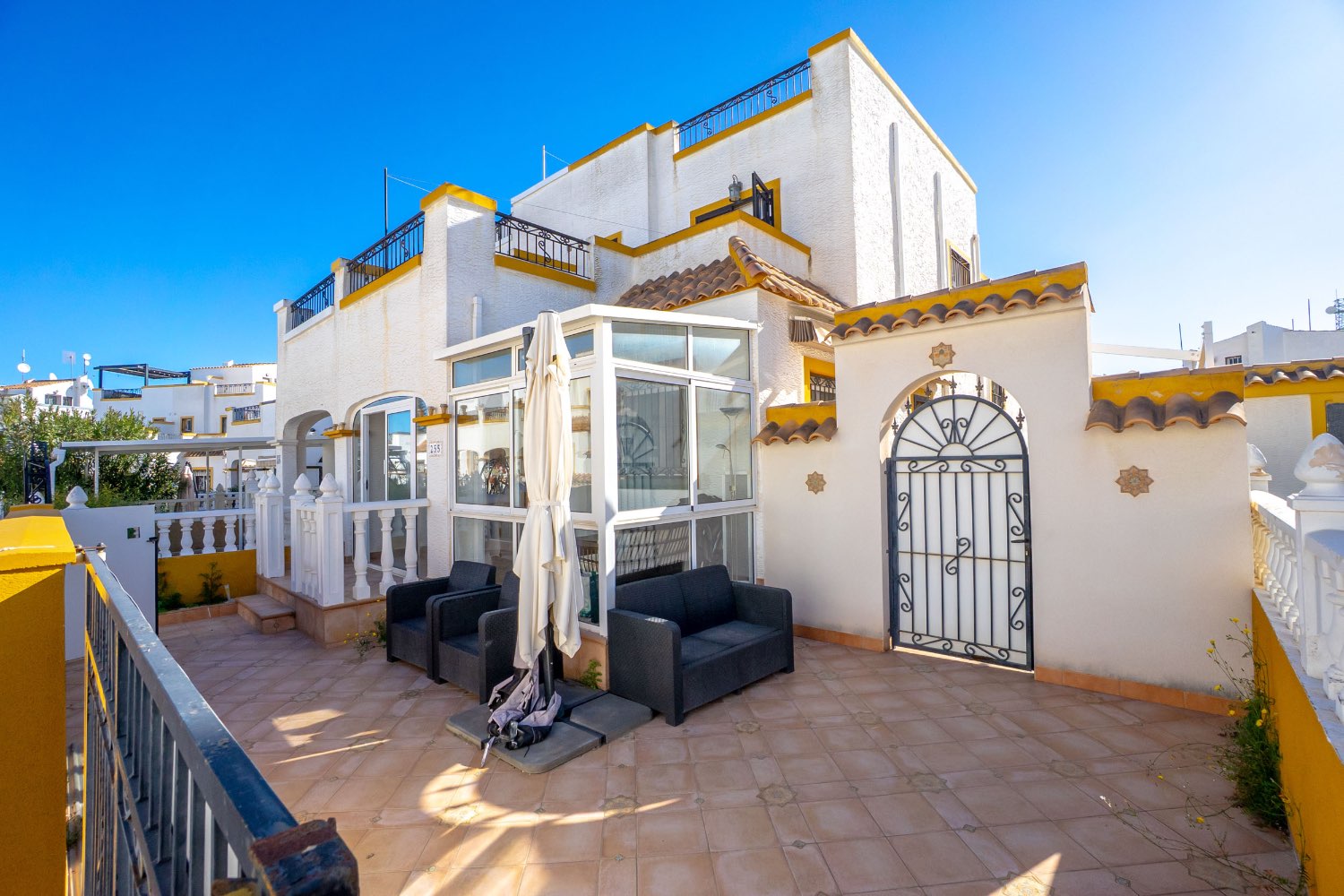 Duplex situado en los altos con 3 dormitorios ,2 baños, y piscina !