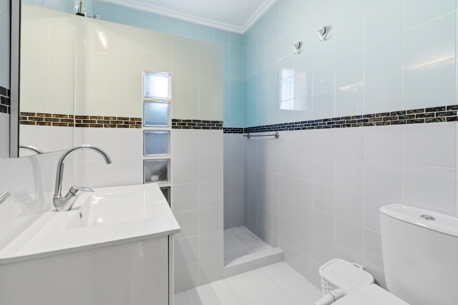 Duplex situado en los altos con 3 dormitorios ,2 baños, y piscina !