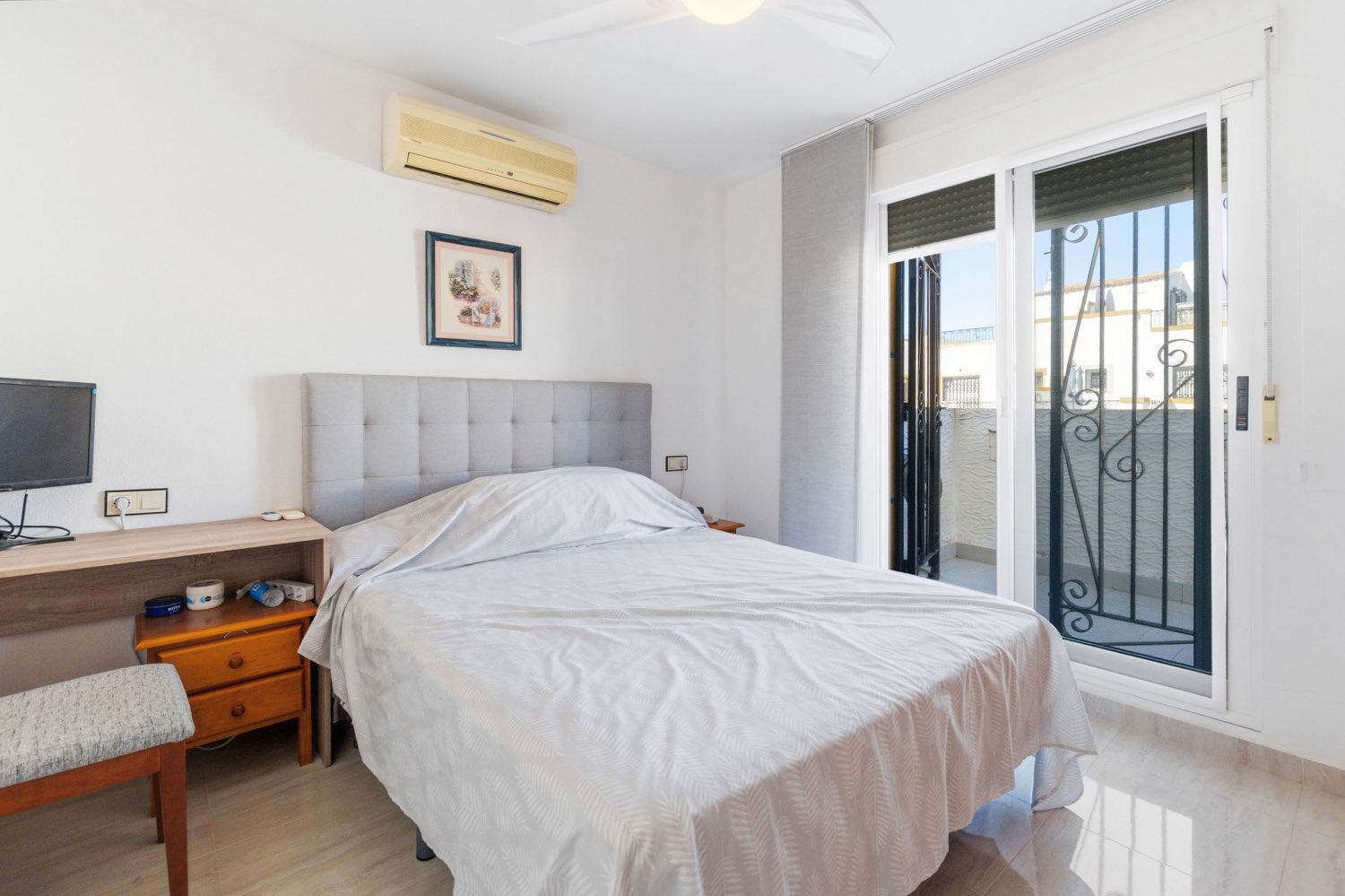 Duplex situado en los altos con 3 dormitorios ,2 baños, y piscina !