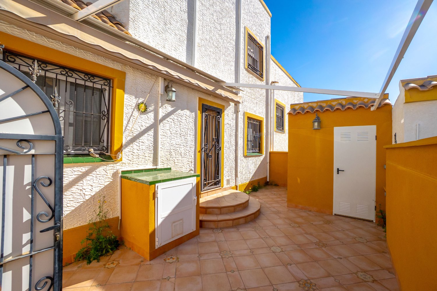 Duplex situado en los altos con 3 dormitorios ,2 baños, y piscina !