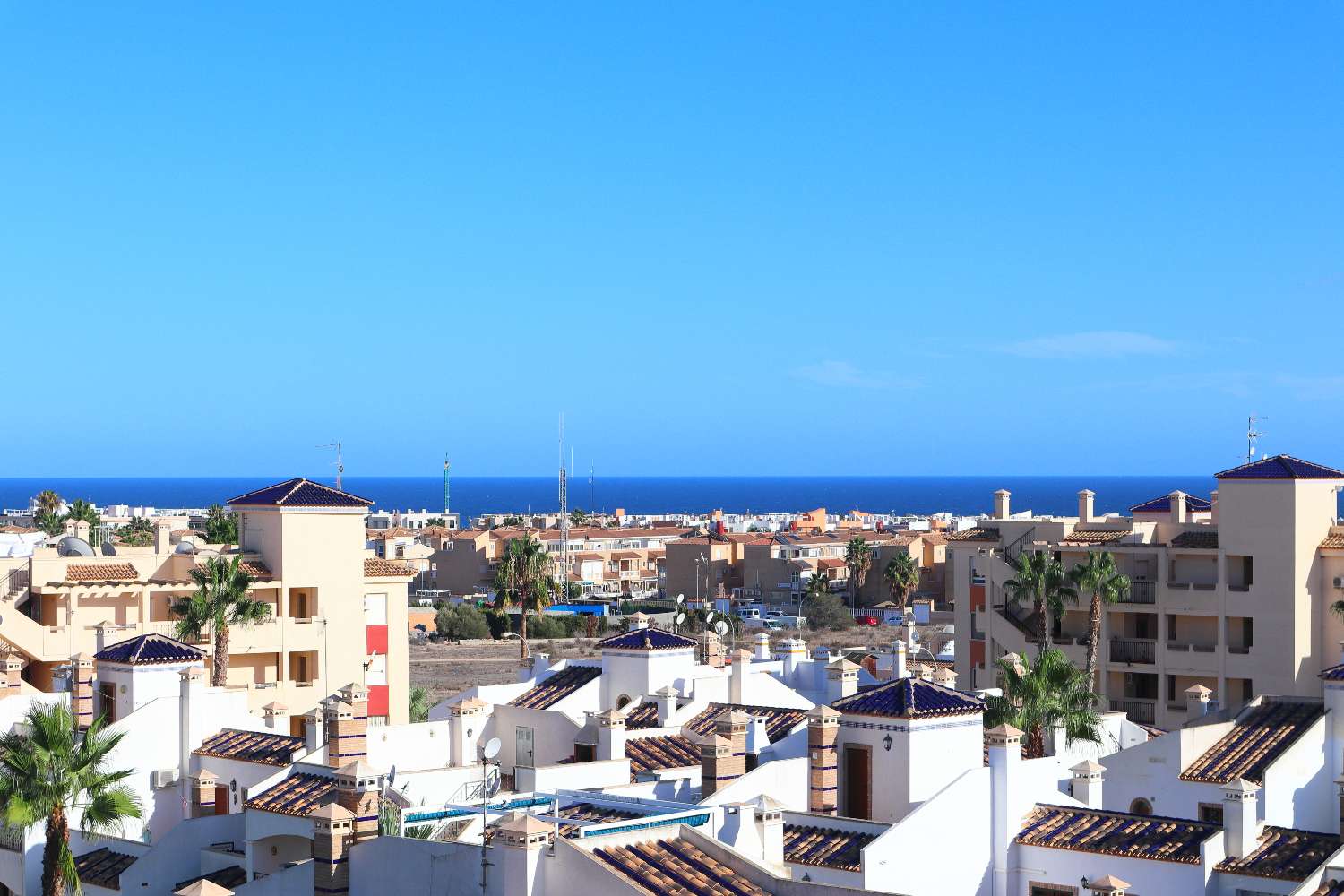 Atico de 2 dormitorios y 2 baños con piscina comunitaria y vistas al Mar