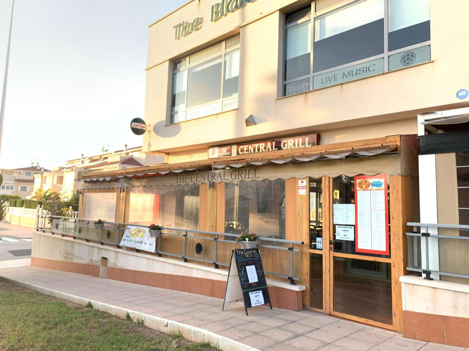 Prachtig herenhuis met 3 slaapkamers en 2 badkamers en een gemeenschappelijk zwembad in Zeniamar.