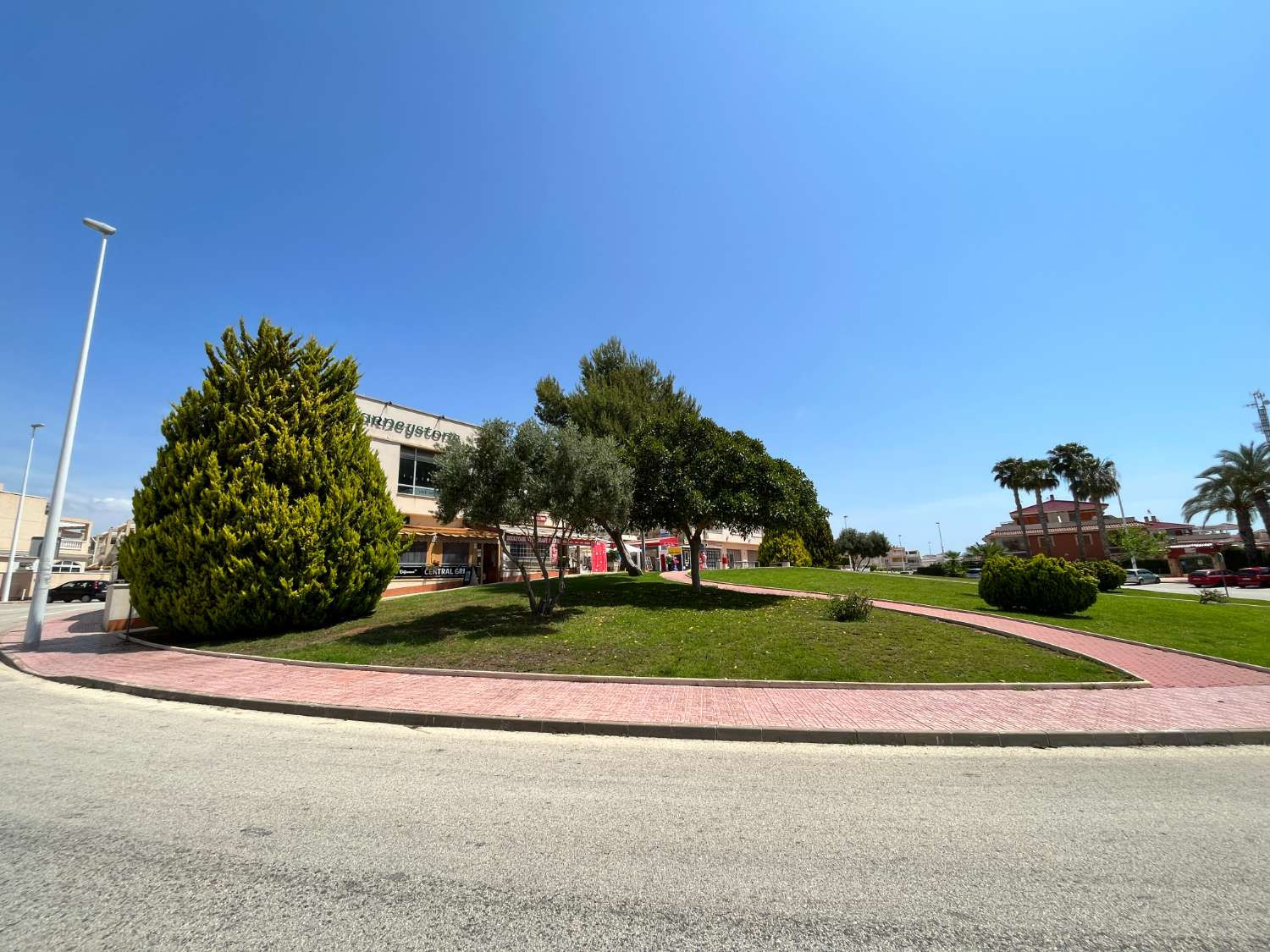 Prachtig herenhuis met 3 slaapkamers en 2 badkamers en een gemeenschappelijk zwembad in Zeniamar.