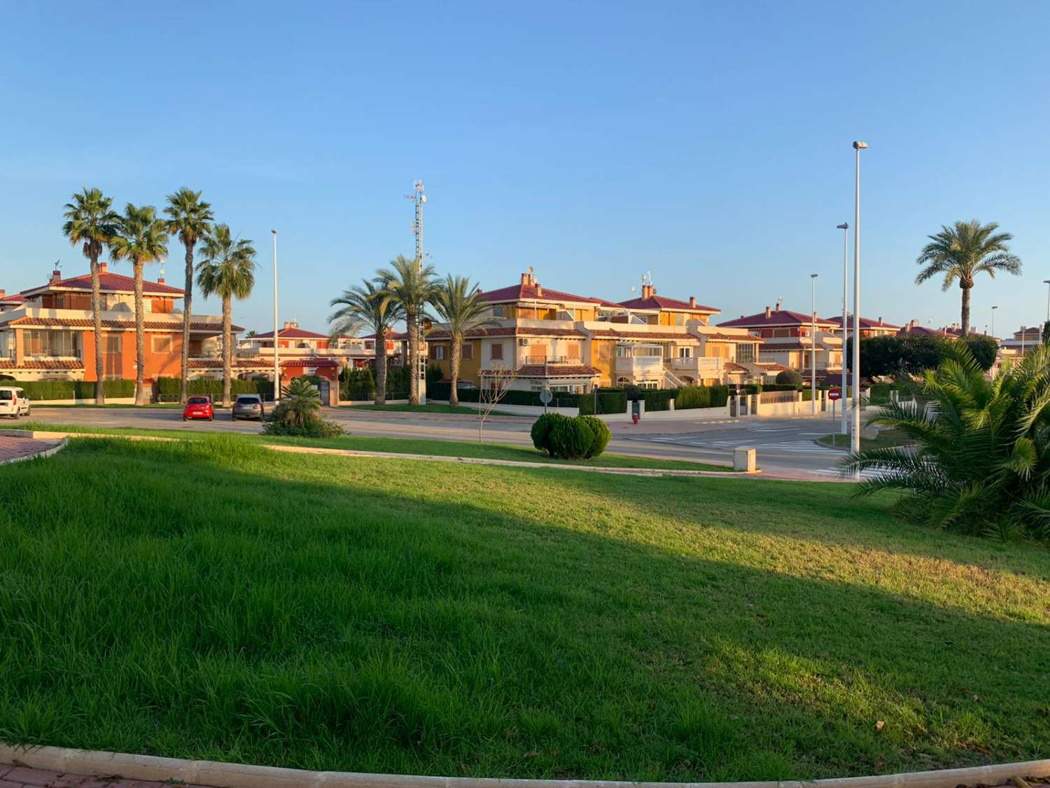 Prachtig herenhuis met 3 slaapkamers en 2 badkamers en een gemeenschappelijk zwembad in Zeniamar.