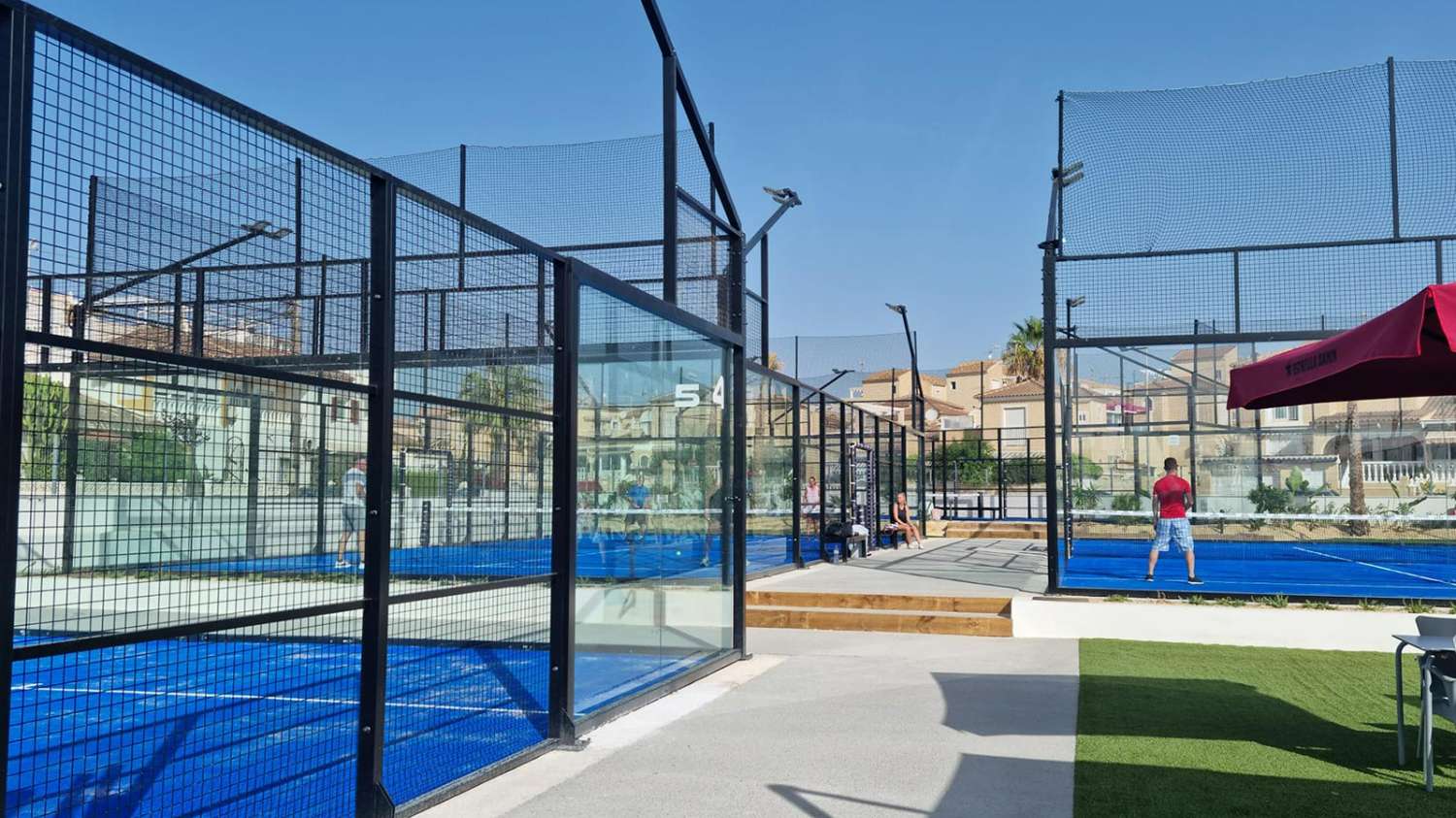 Prachtig herenhuis met 3 slaapkamers en 2 badkamers en een gemeenschappelijk zwembad in Zeniamar.