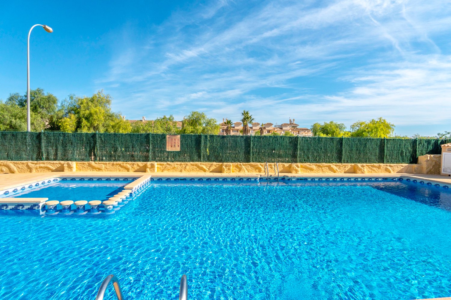 Bungalow situado en la Florida con 2 dormitorios  1baño y piscina comunitaria