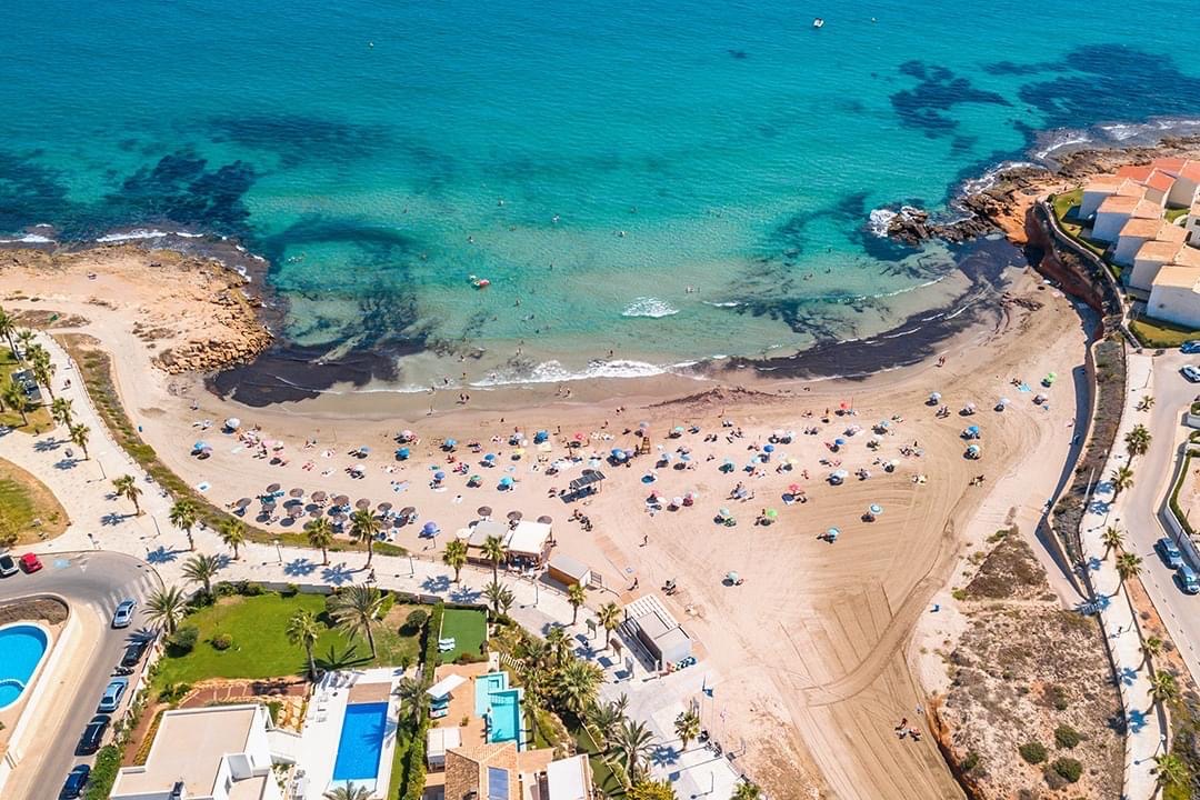 Casa de 2 dormitorios con piscina comunitaria en Playa Flamenca