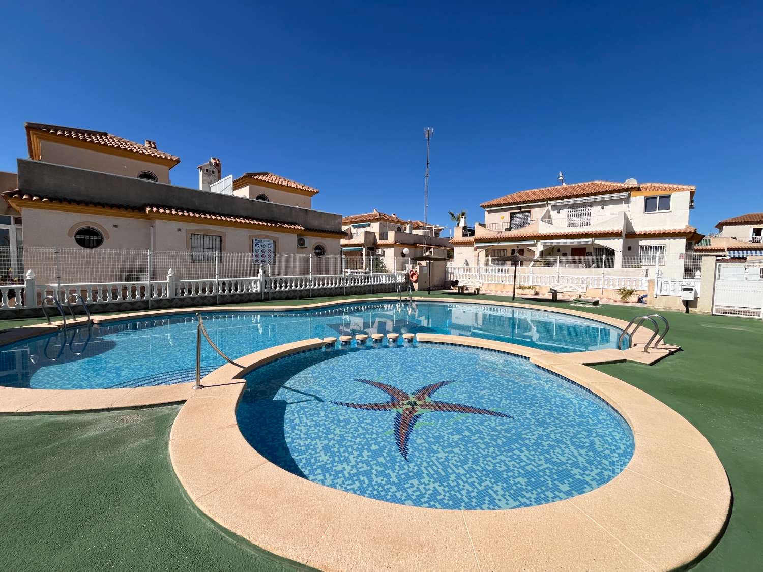 Casa de 2 dormitorios con piscina comunitaria en Playa Flamenca
