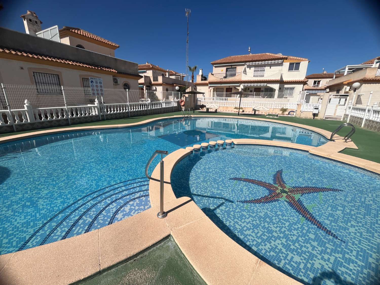 Casa de 2 dormitorios con piscina comunitaria en Playa Flamenca