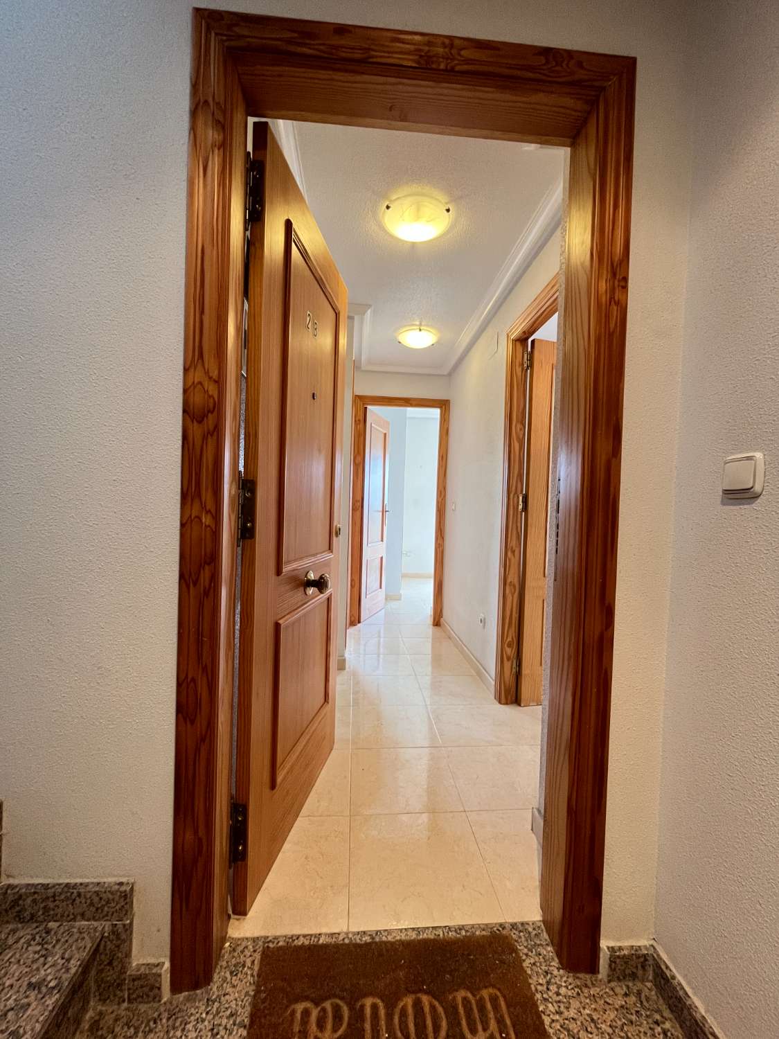 Apartamento de 2 dormitorios con terraza y baño reformado