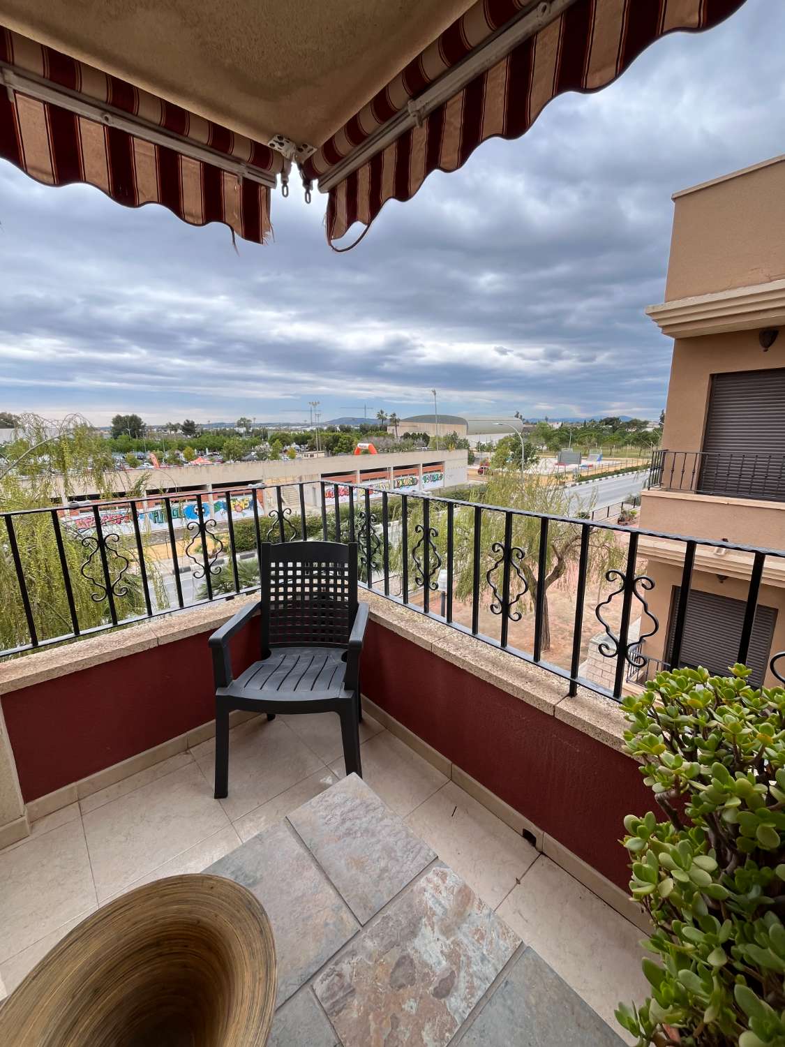 Apartamento de 2 dormitorios con terraza y baño reformado