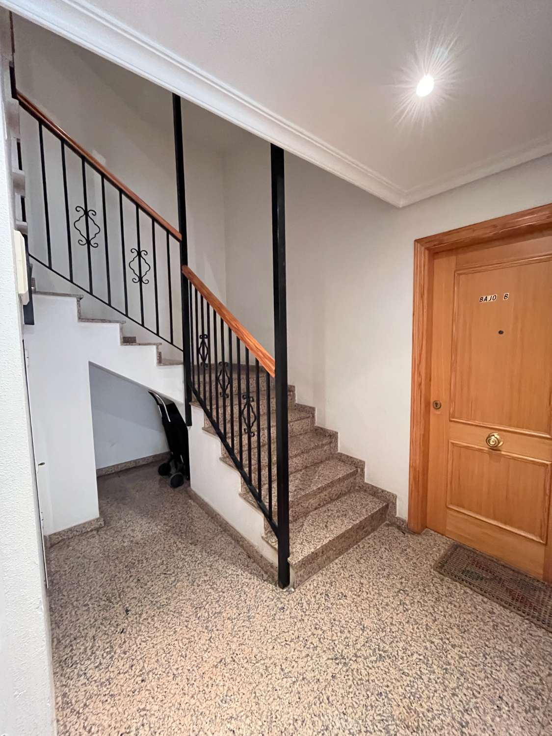 Apartamento de 2 dormitorios con terraza y baño reformado