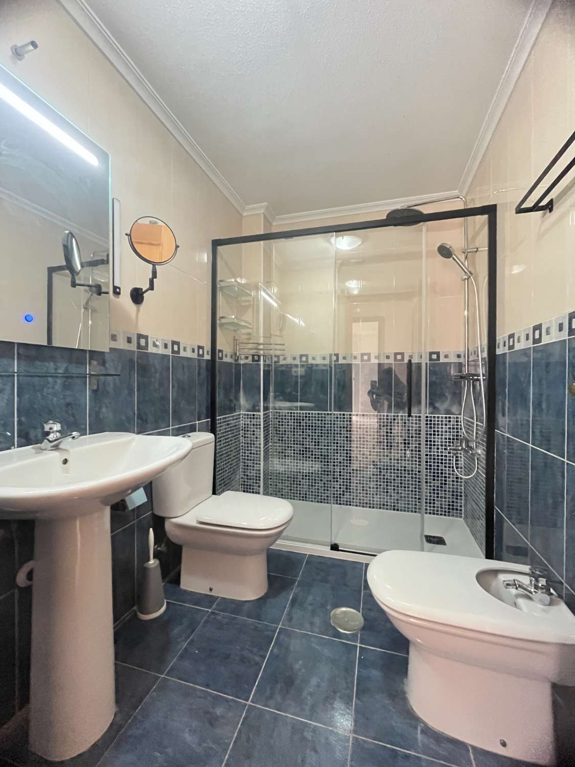 Apartamento de 2 dormitorios con terraza y baño reformado