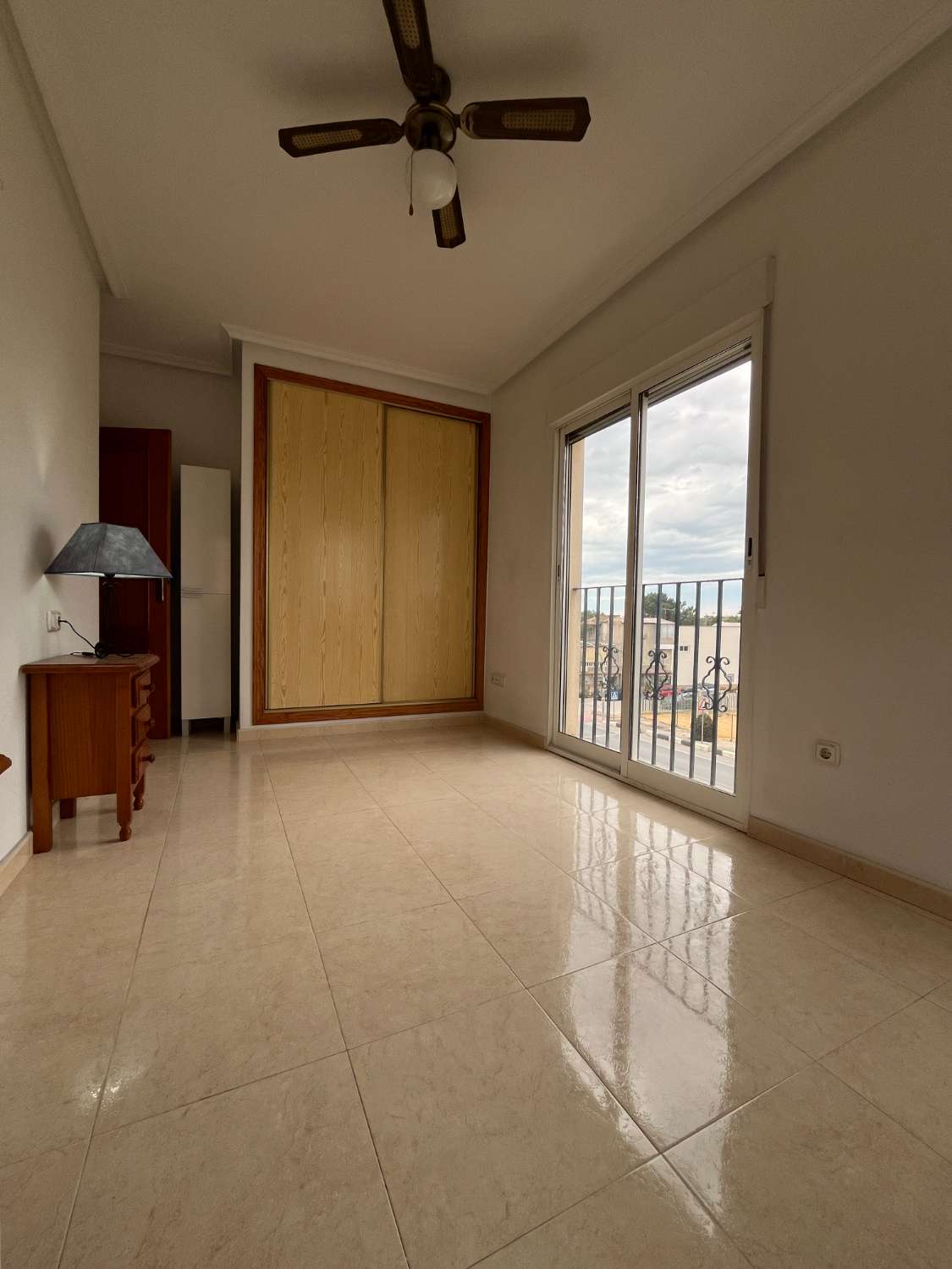 Apartamento de 2 dormitorios con terraza y baño reformado