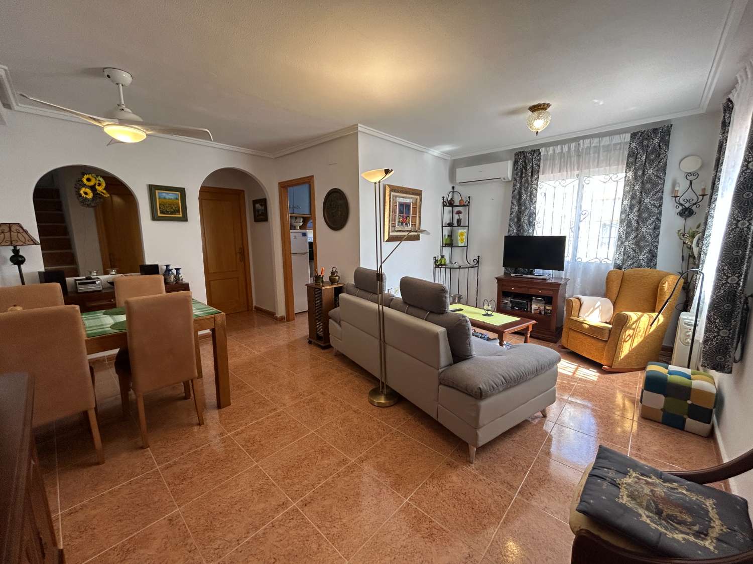 Precioso dúplex en Dream Hills, orientado al sur.