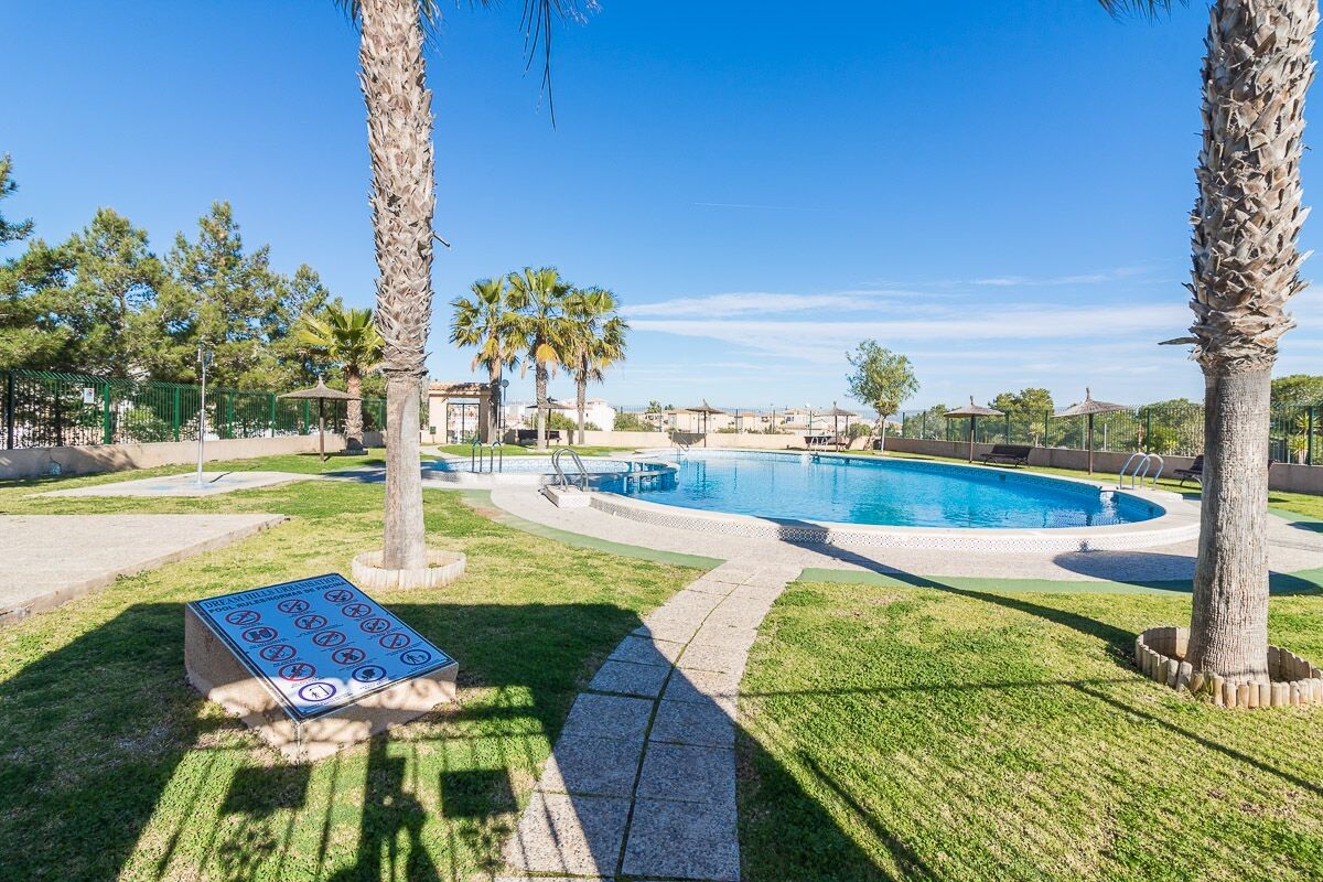 Precioso dúplex en Dream Hills, orientado al sur.