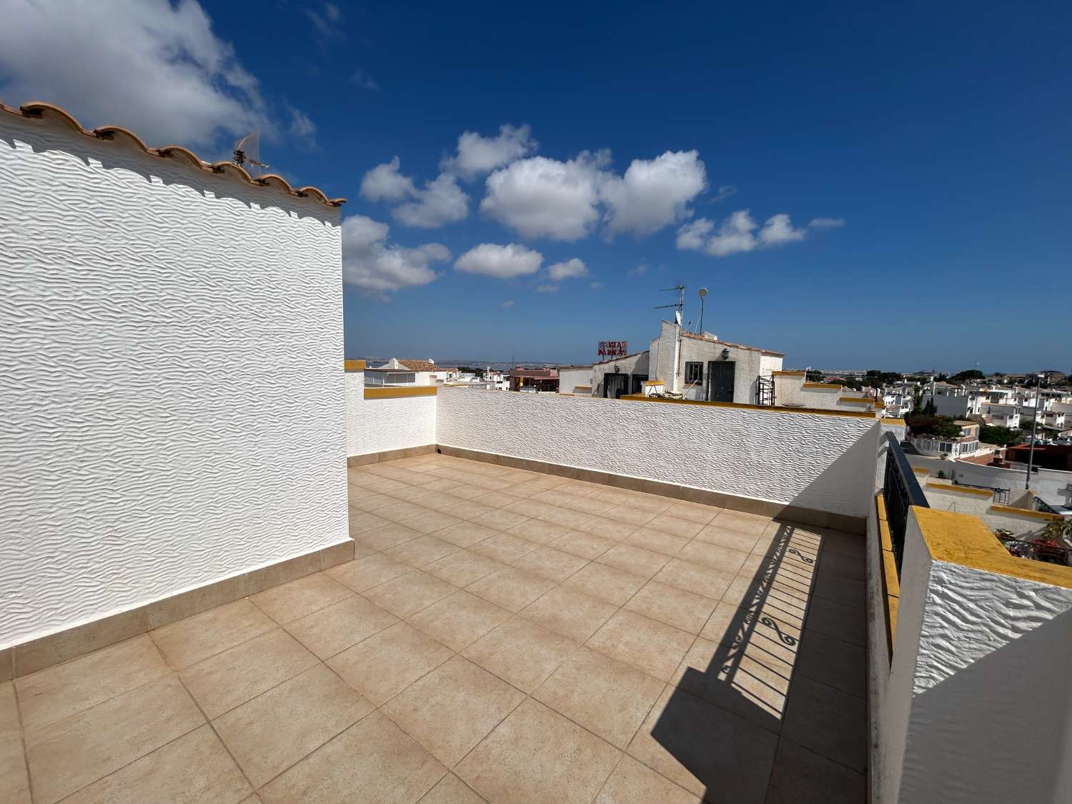 Precioso dúplex en Dream Hills, orientado al sur.