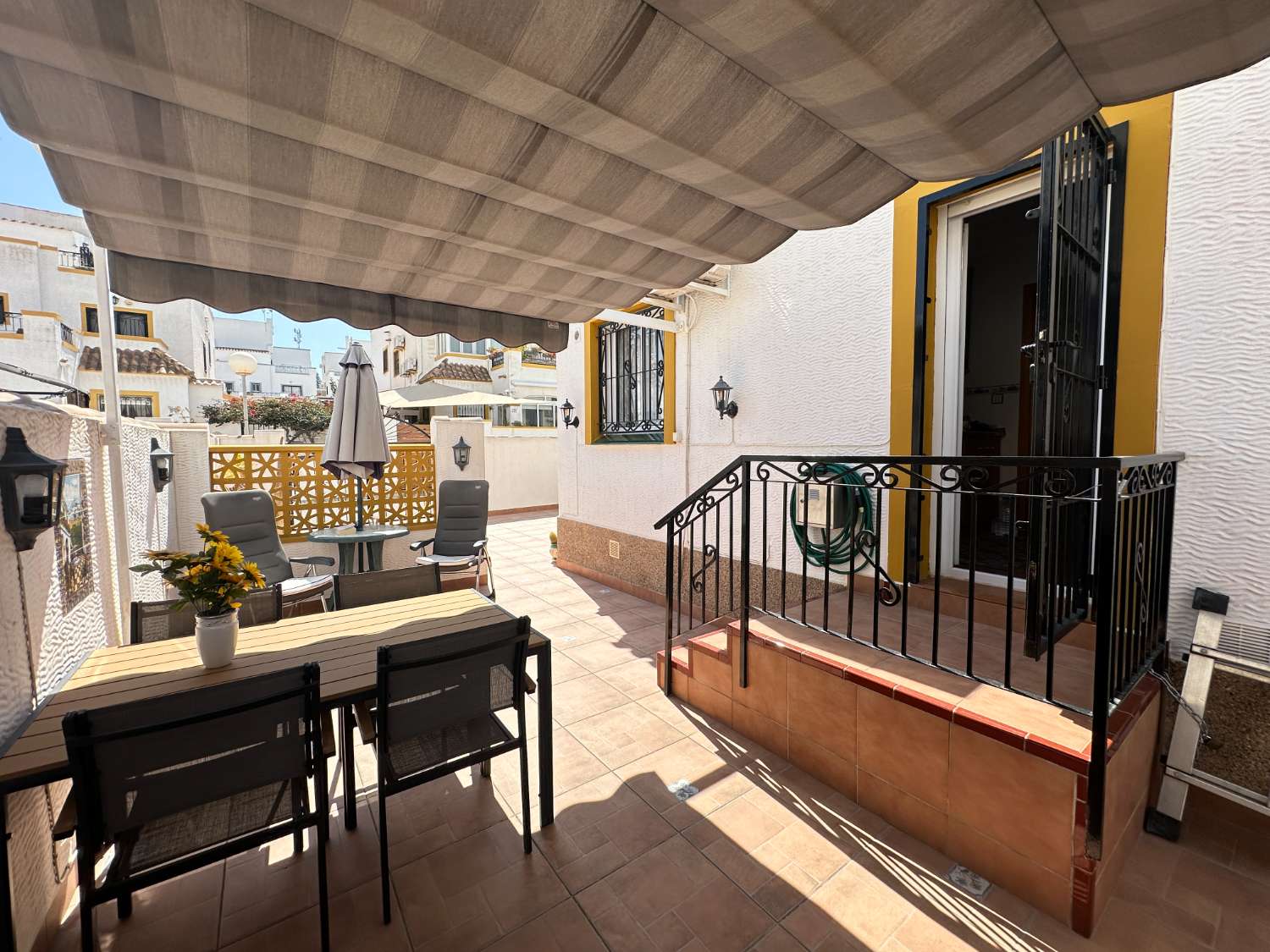 Precioso dúplex en Dream Hills, orientado al sur.