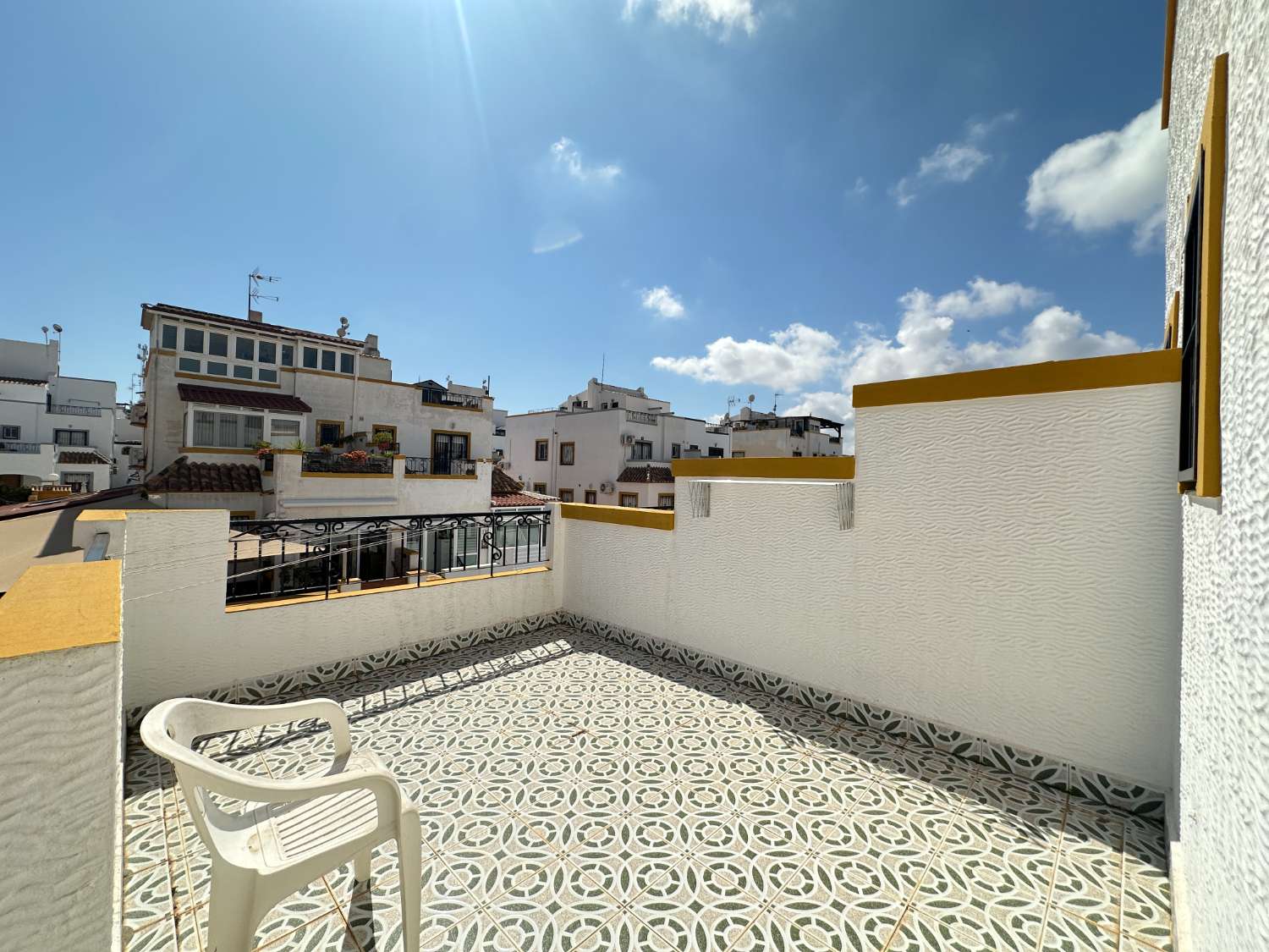 Precioso dúplex en Dream Hills, orientado al sur.