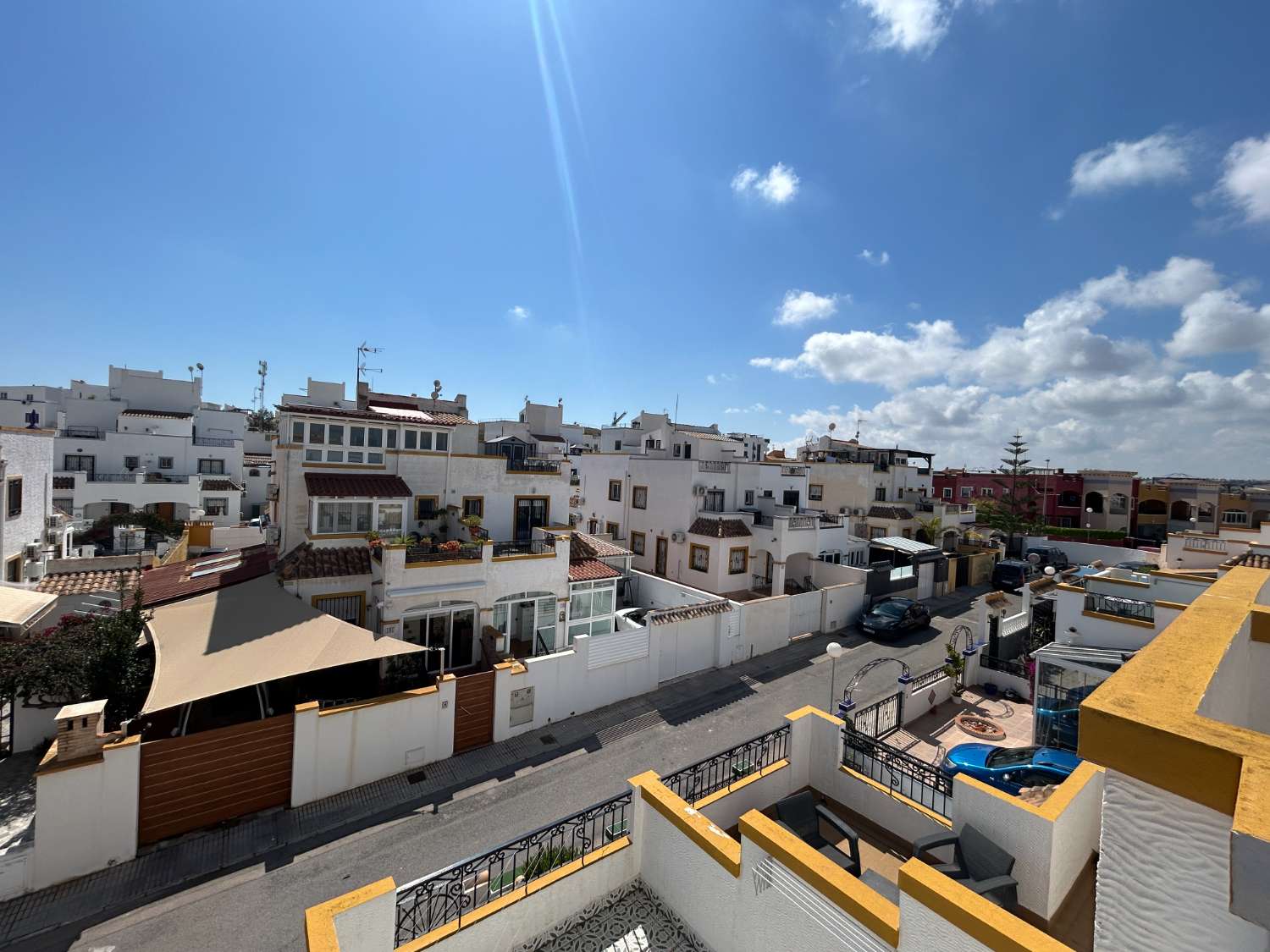 Precioso dúplex en Dream Hills, orientado al sur.