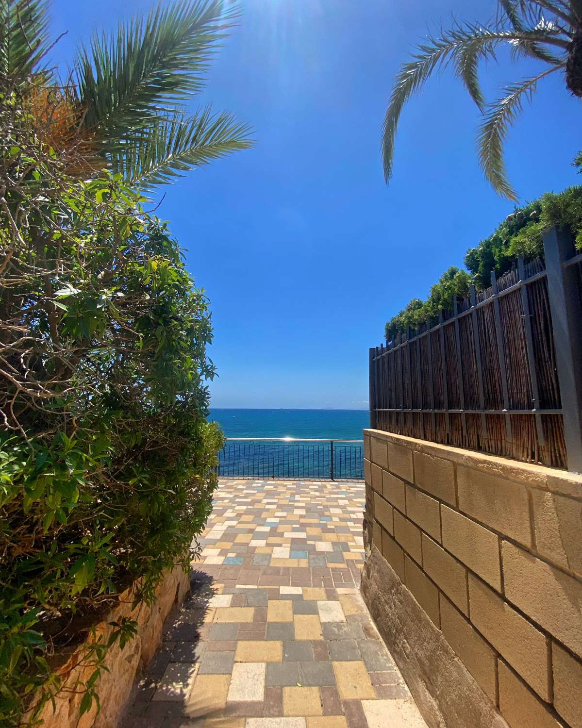 Precioso dúplex en Dream Hills, orientado al sur.