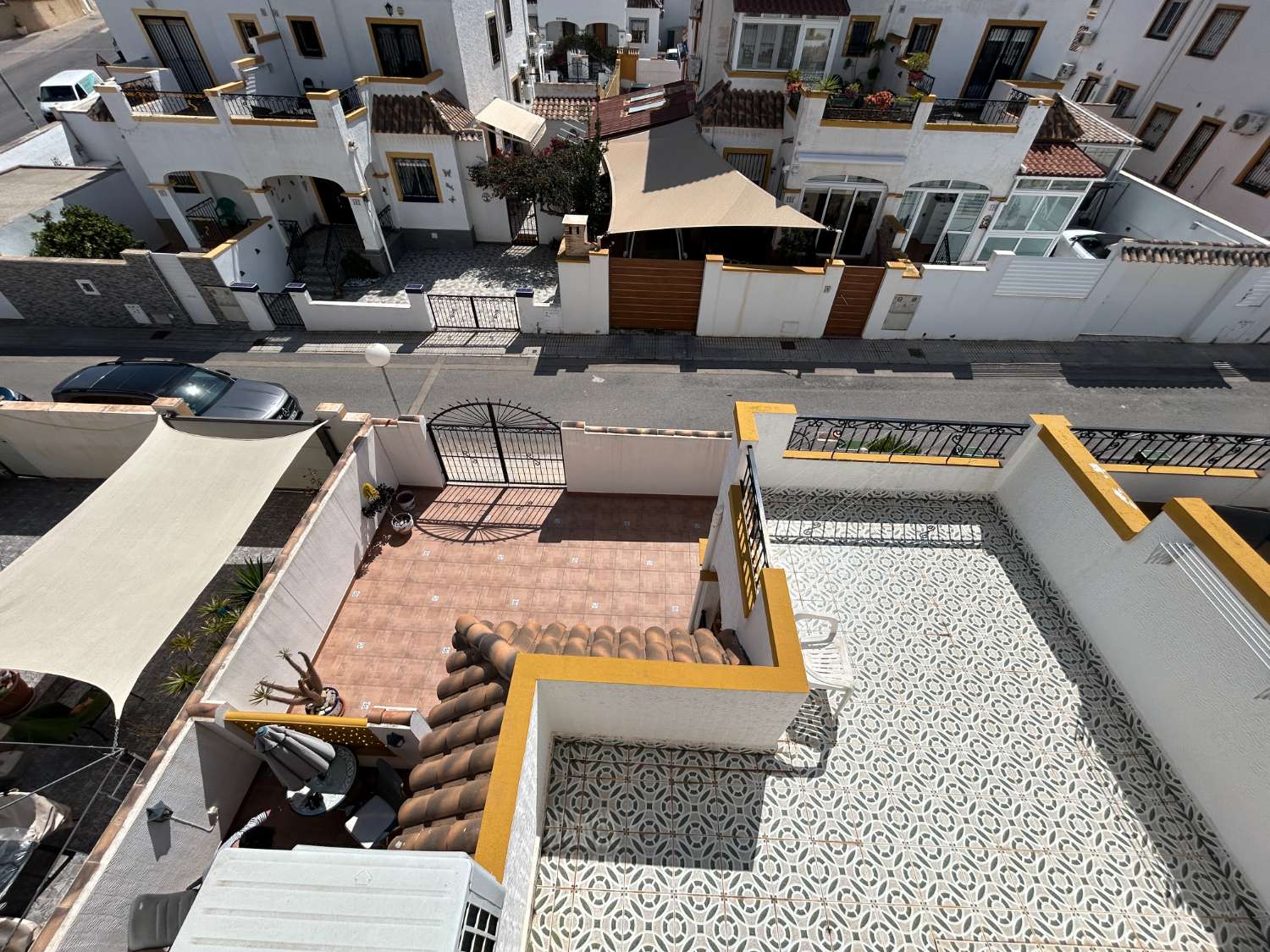 Precioso dúplex en Dream Hills, orientado al sur.