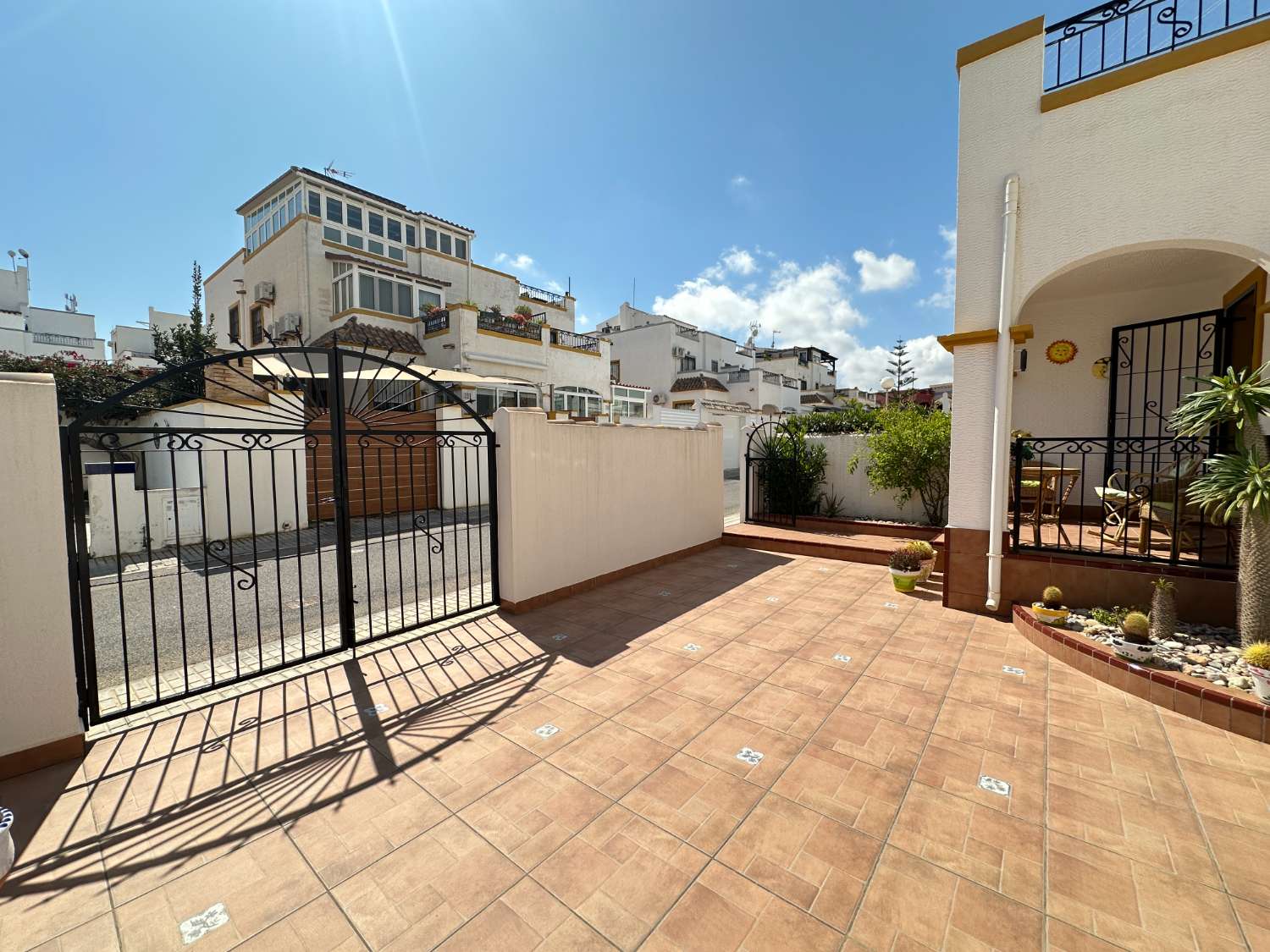 Precioso dúplex en Dream Hills, orientado al sur.