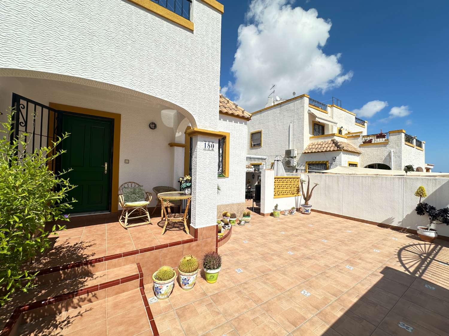 Precioso dúplex en Dream Hills, orientado al sur.