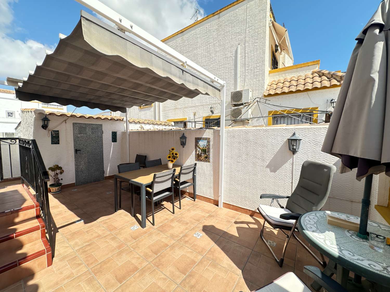 Precioso dúplex en Dream Hills, orientado al sur.