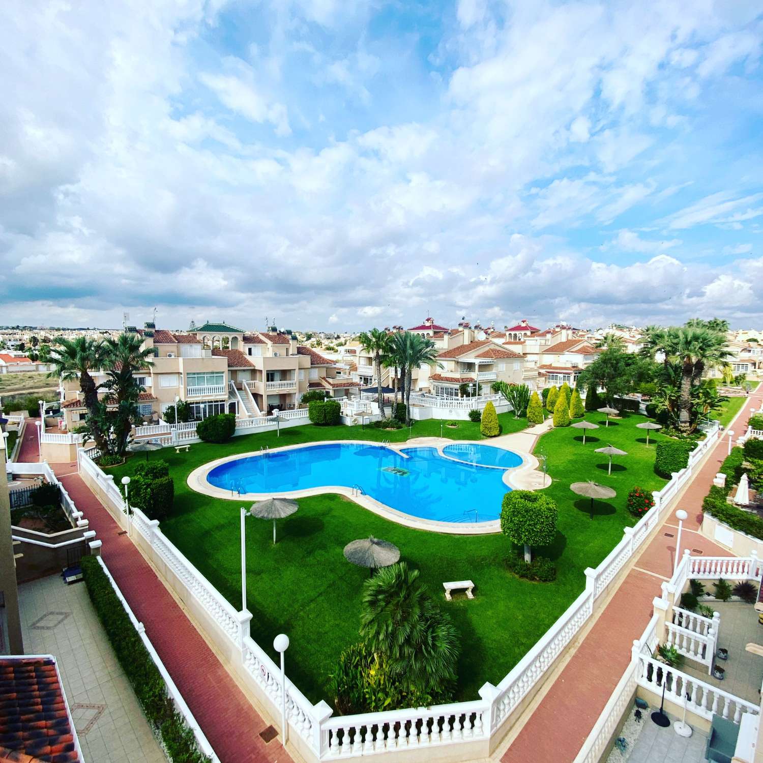 Precioso dúplex en Dream Hills, orientado al sur.