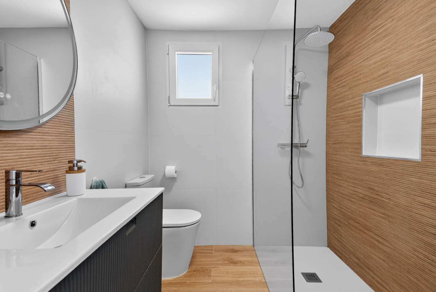 Perfecto bungalow de tres dormitorios totalmente reformado.