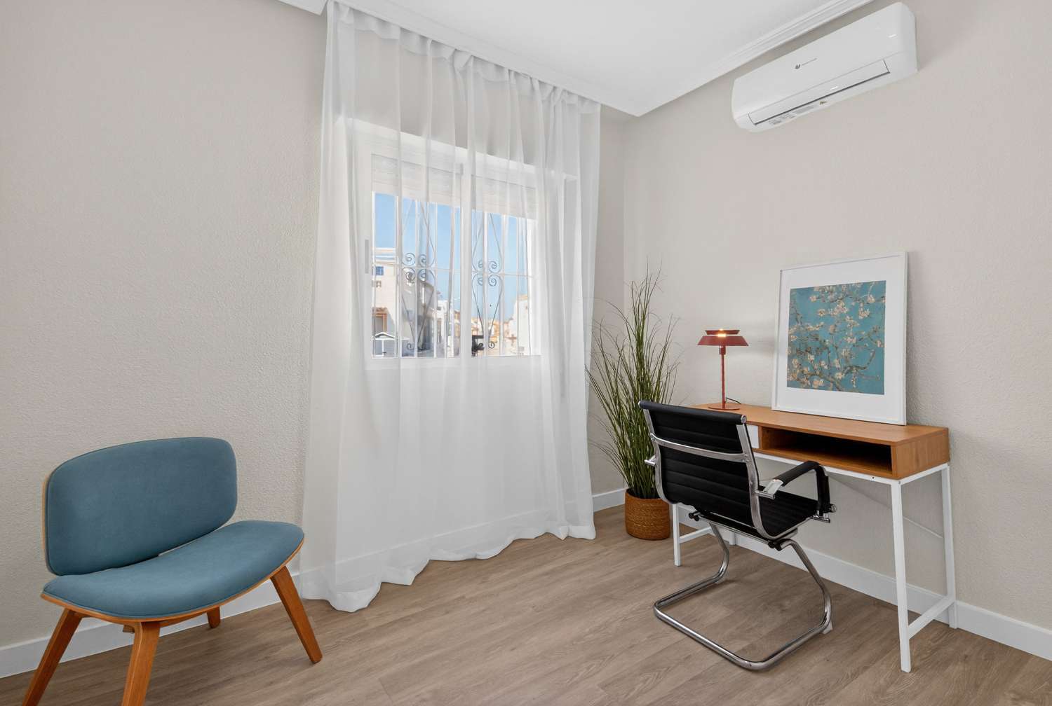 Perfecto bungalow de tres dormitorios totalmente reformado.