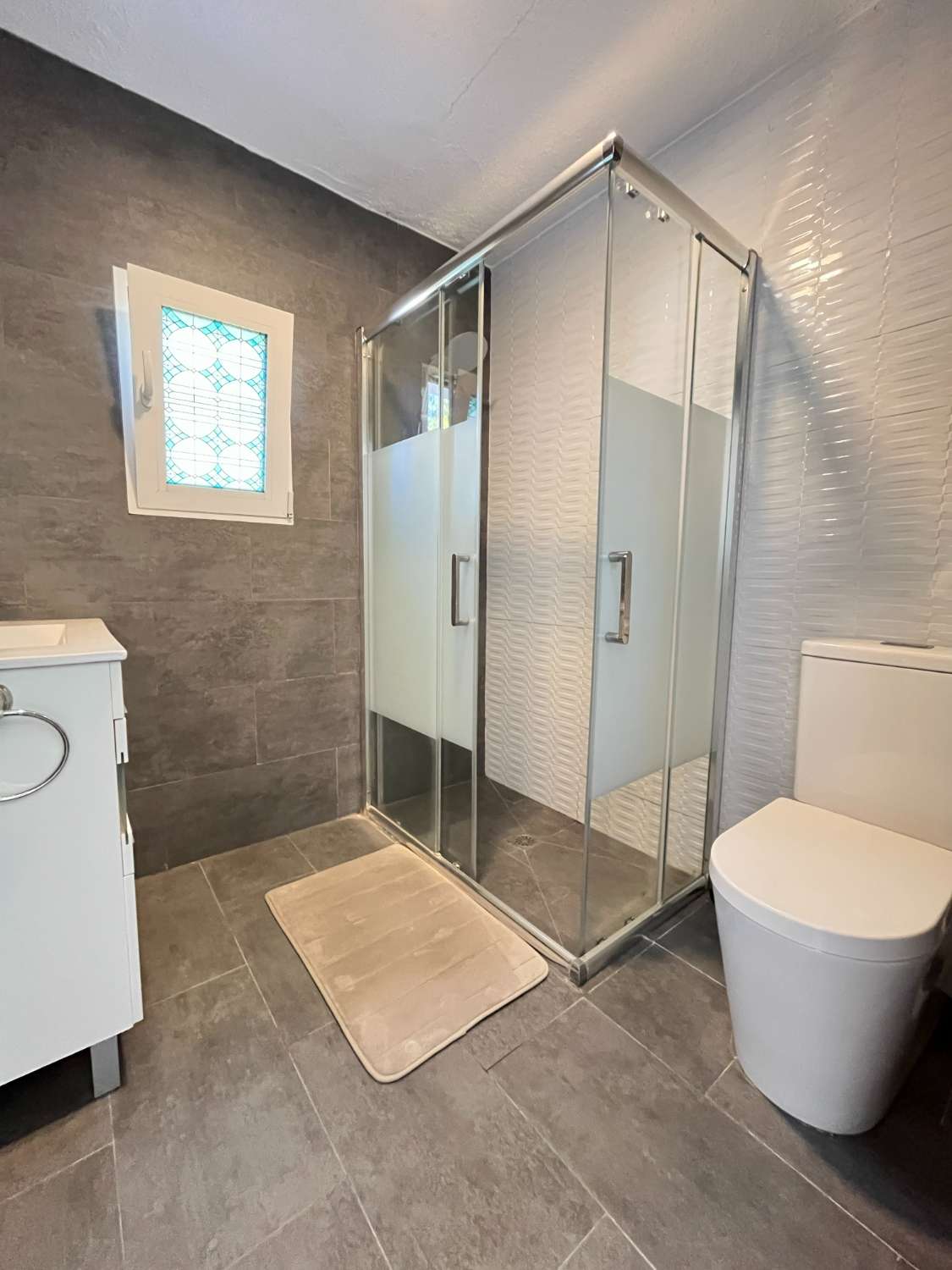 Precioso chalet renovado con 3 dormitorios y piscina privada