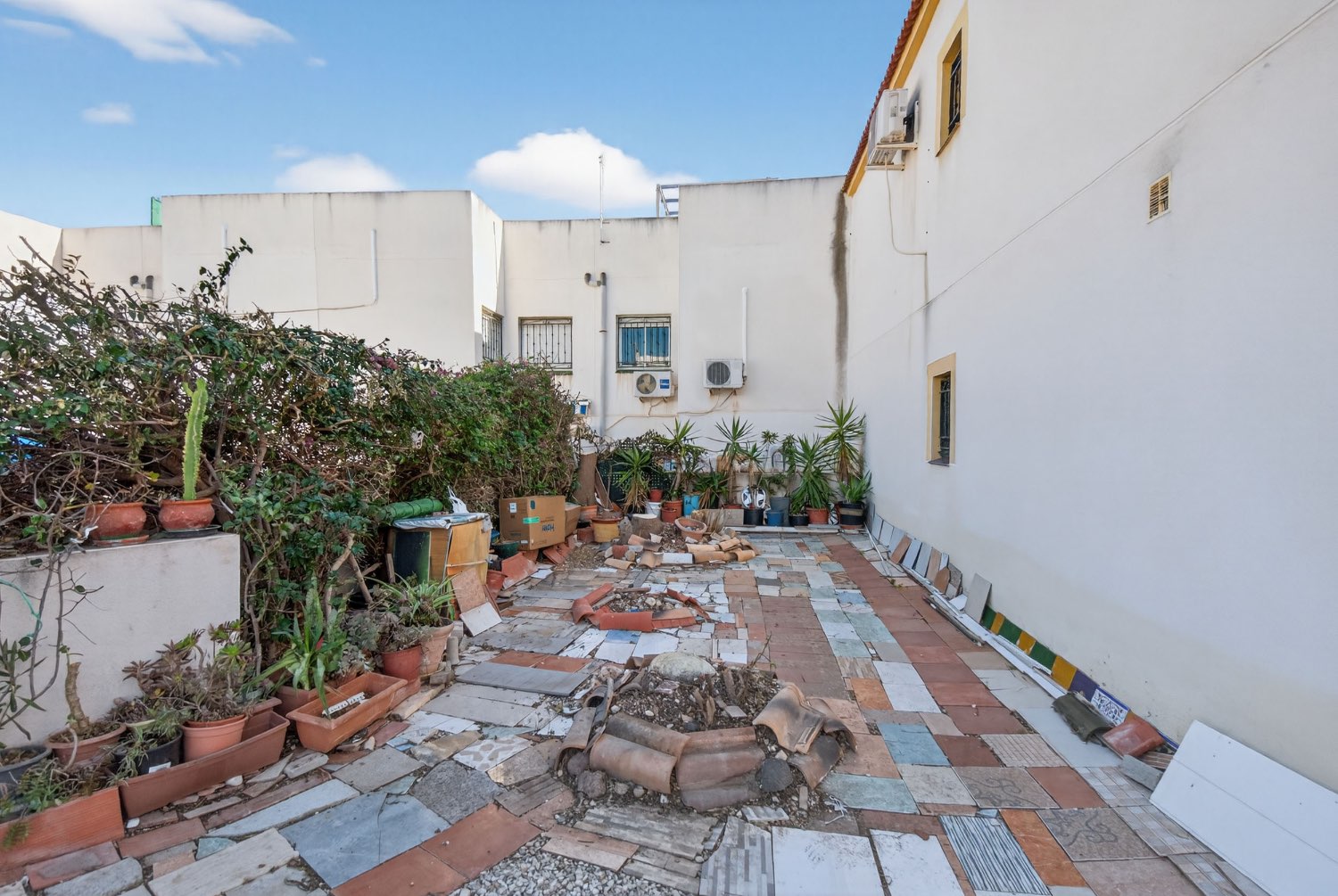 Apartamento planta baja en esquina de 2 dormitorios , en Los altos .