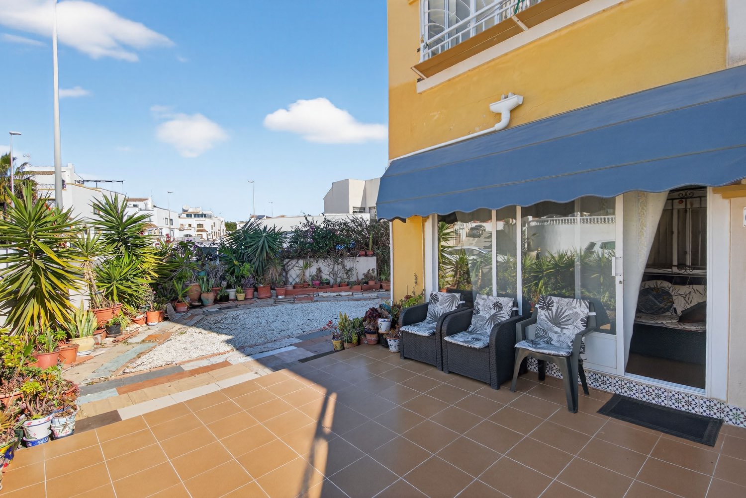 Apartamento planta baja en esquina de 2 dormitorios , en Los altos .