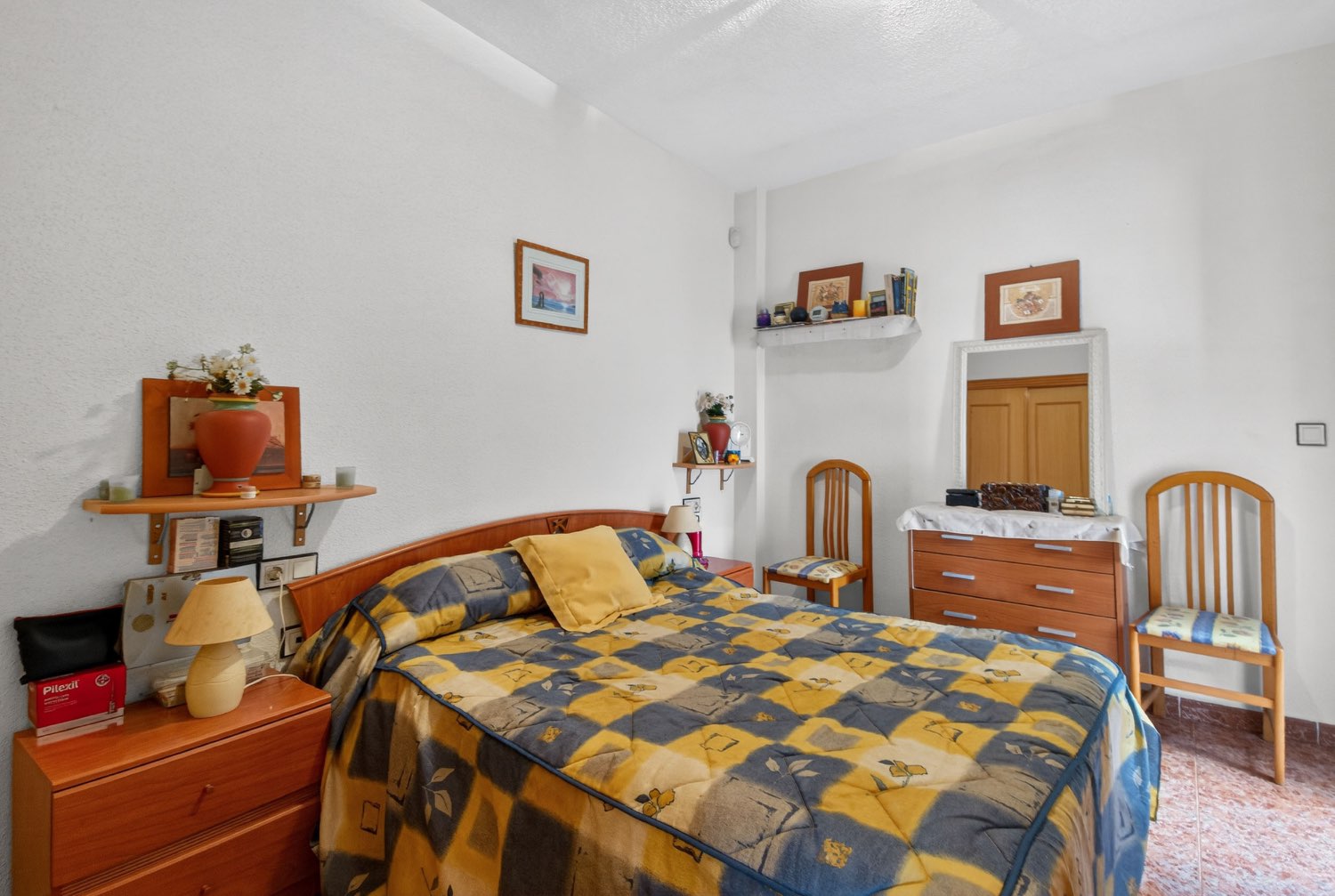 Apartamento planta baja en esquina de 2 dormitorios , en Los altos .