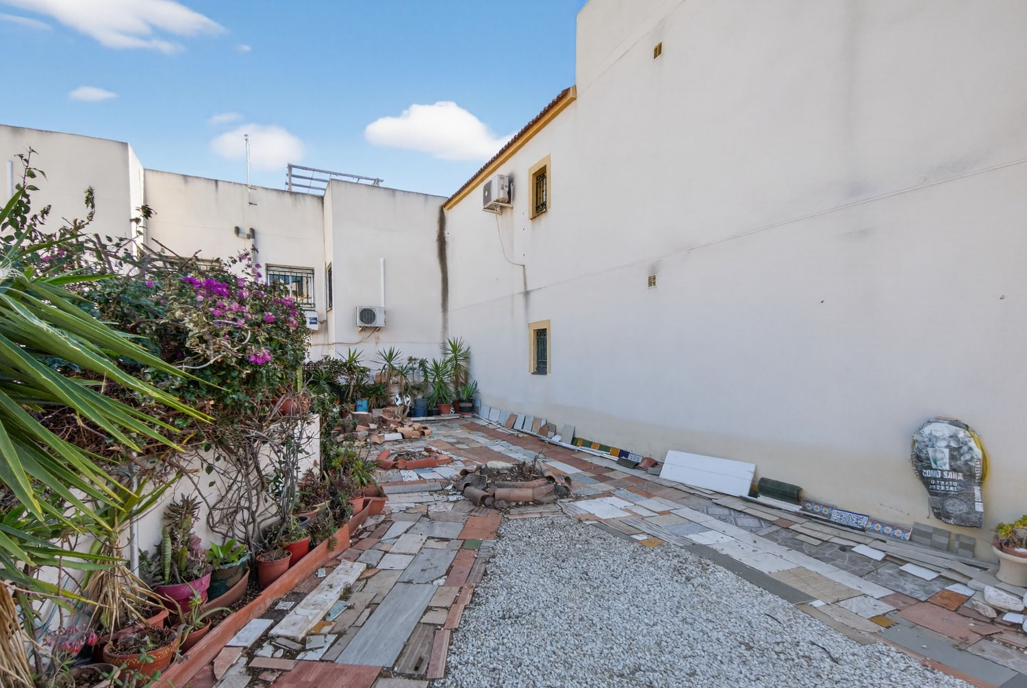 Apartamento planta baja en esquina de 2 dormitorios , en Los altos .