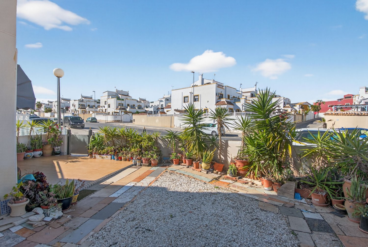 Apartamento planta baja en esquina de 2 dormitorios , en Los altos .