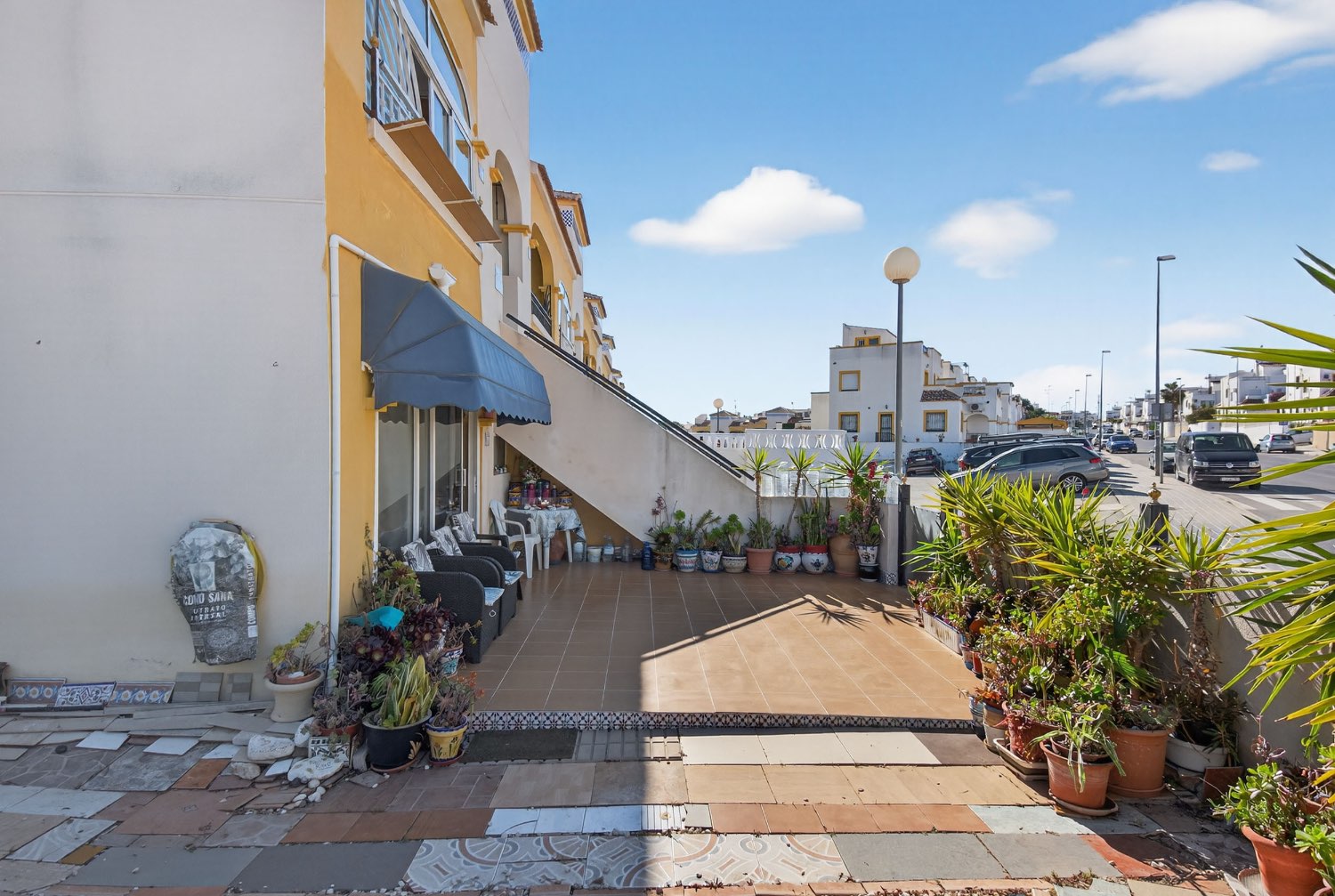 Apartamento planta baja en esquina de 2 dormitorios , en Los altos .