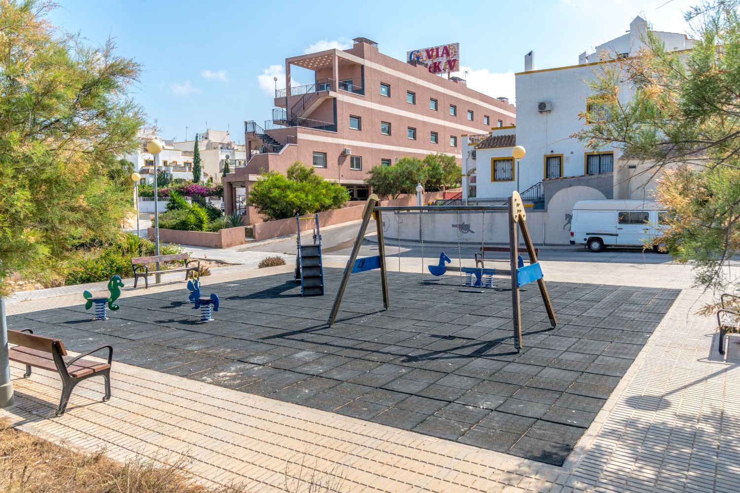 Apartamento planta baja en esquina de 2 dormitorios , en Los altos .